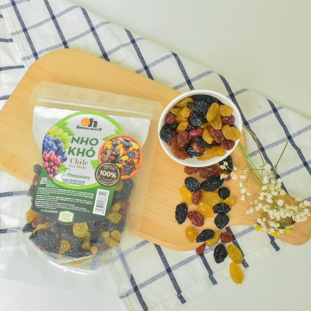 Nho Khô Mix Không Hạt Smile Nuts Túi 250g - Nhập khẩu từ Chile, nho khô hỗn hợp gồm nho đen, nho đỏ và nho vàng (loại không hạt, trái to)