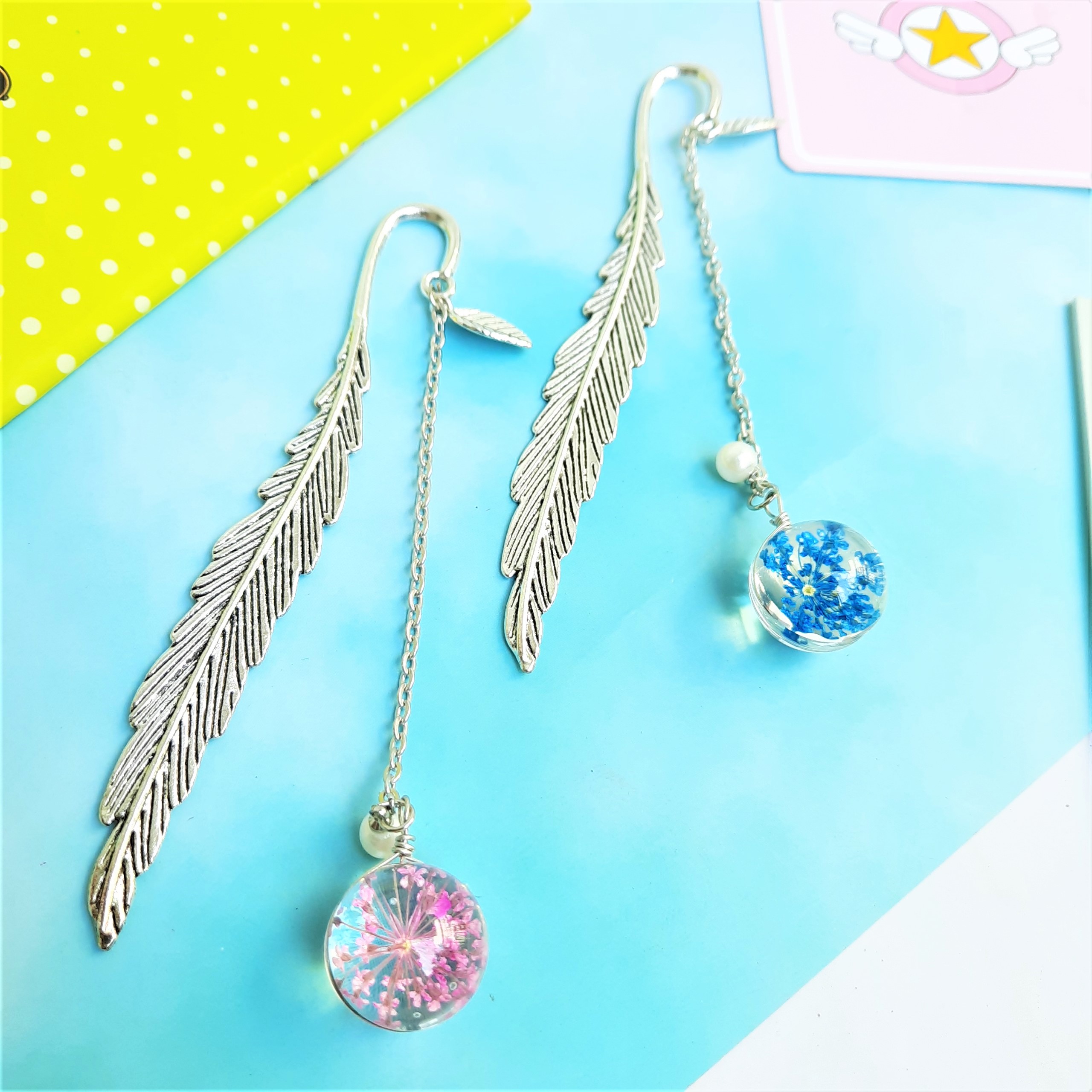 Combo 2 Bookmark Đánh Dấu Sách Lông Vũ Kim Loại Phối Quả Cầu Thủy Tinh Hình Hoa Khô  Màu Hồng Đậm  Và Xanh Dương