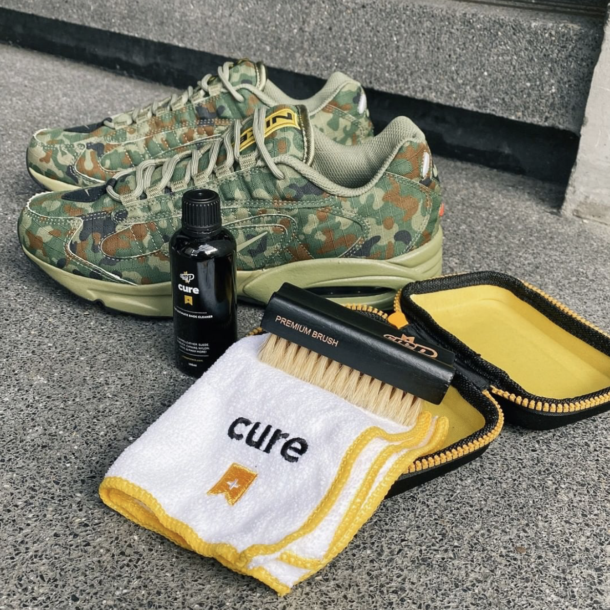 Bộ Vệ Sinh Giày Dép Crep Protect Cure Kit (gồm bàn chải, khăn lau, chai dung dịch vệ sinh 100ml và sách hướng dẫn)