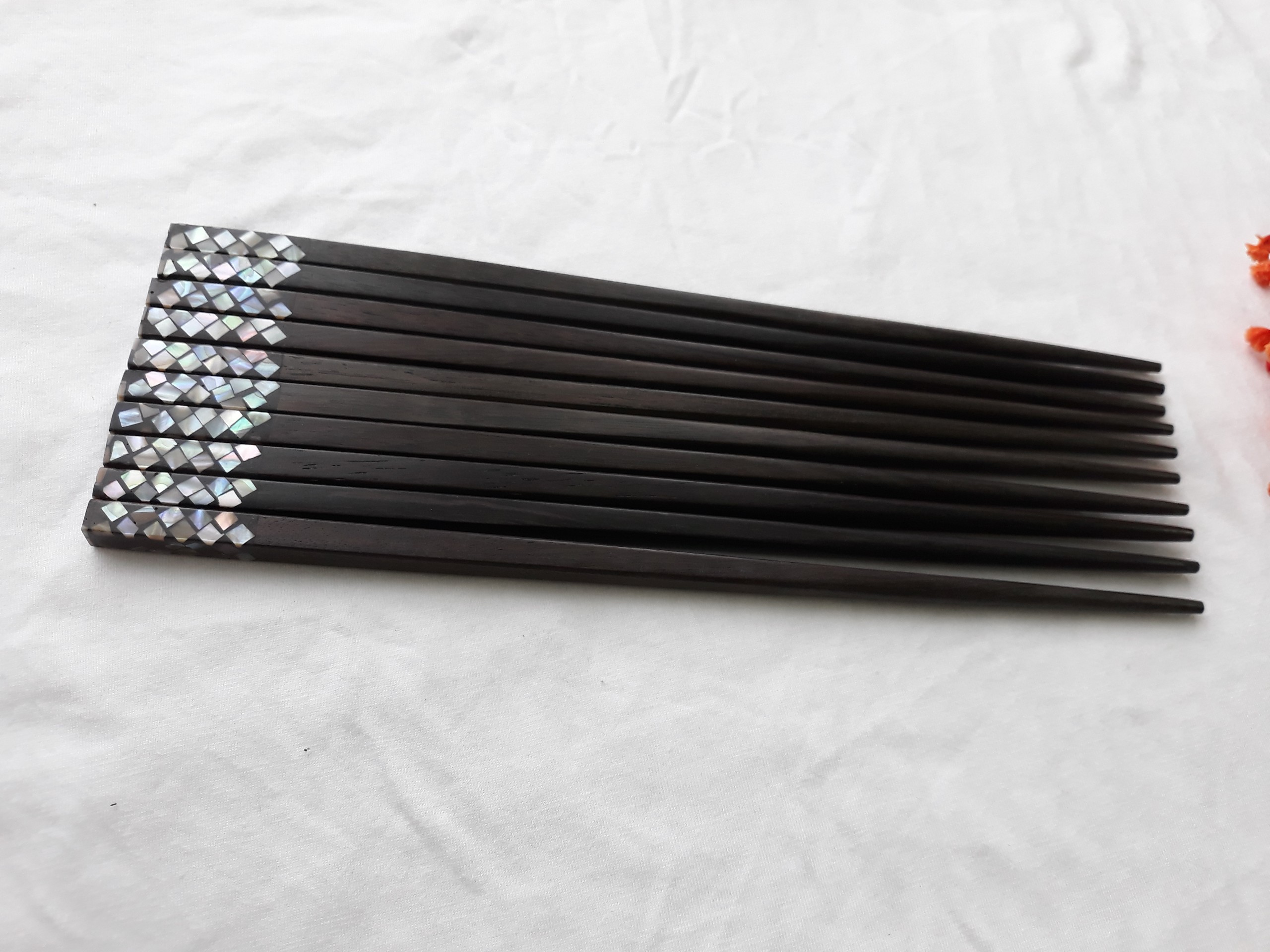 Đũa gỗ Mun Hoa vuông khảm trai 23,5cm-Bộ 5 đôi
