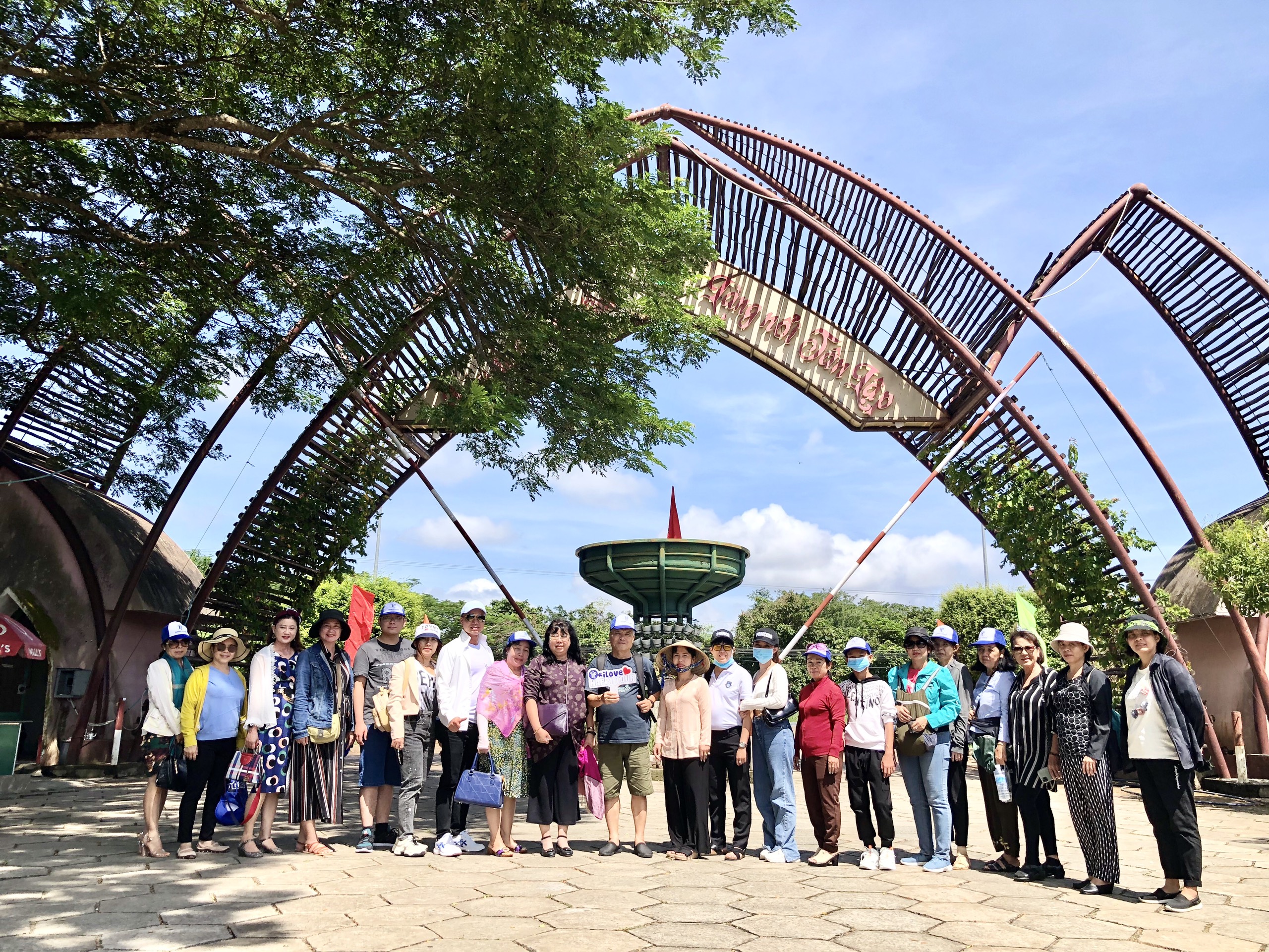 Tour Làng Nổi Tân Lập - Thiền viện Trúc Lâm Chánh Giác - Công Viên Kỳ Quan Thế Giới 01 Ngày, Khởi Hành Chủ Nhật Hàng Tuần