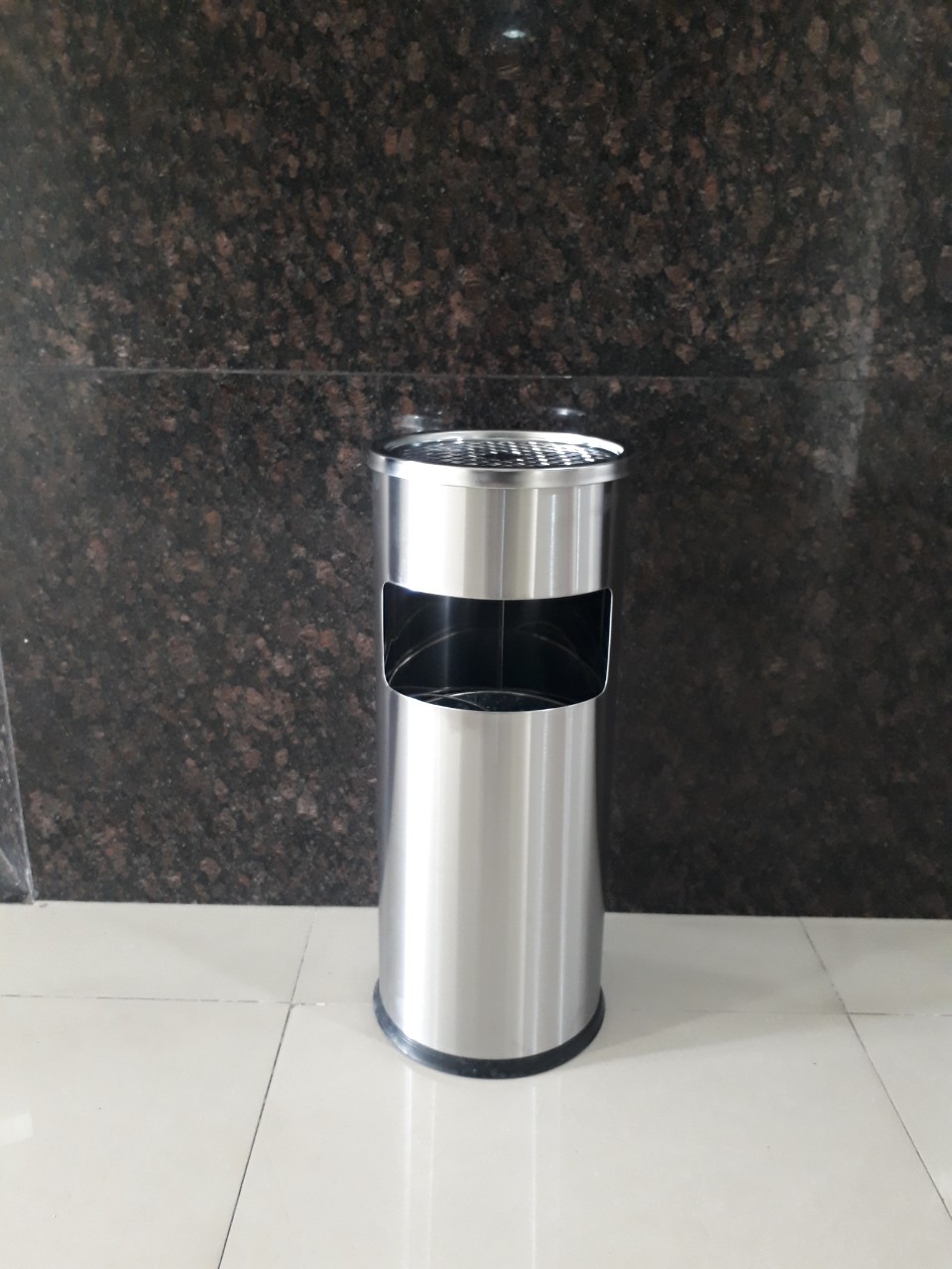 Thùng Rác Inox Có Gạt Tàn Hình Trụ Tròn Bên Trên Có Gạt Tàn Bên Trong Có Thùng Đựng Rác Bằng Tôn Hoa GEV35A