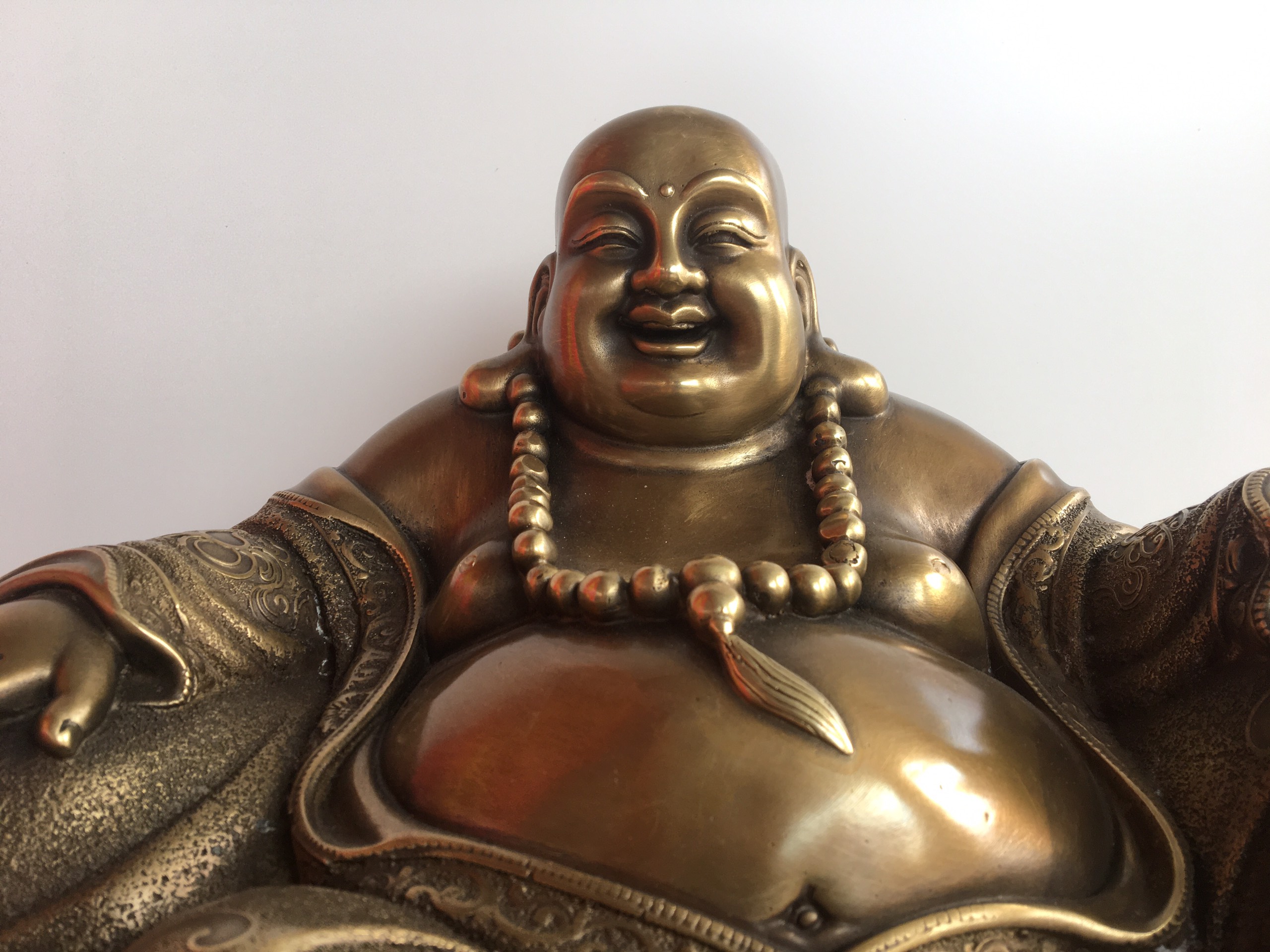 Tượng Phật Di Lặc tựa bao bố dâng tiền
