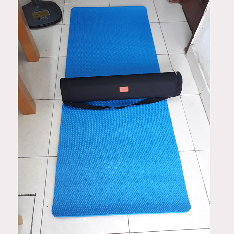 Thảm tập Yoga 2 mặt,   loại dày, kt  175cm x 65cmx 1cm kèm túi đeo và dây buộc( giao màu ngẫu nhiên: xanh, đỏ, tím)