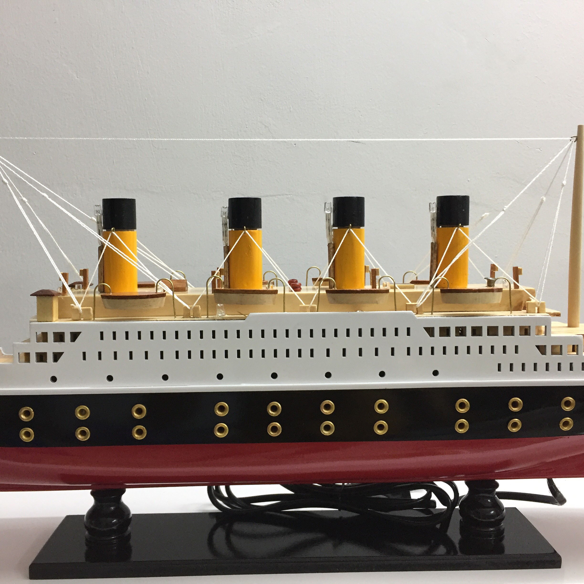 Mô hình du thuyền gỗ RMS Titanic (thân 60cm - đèn led màu)
