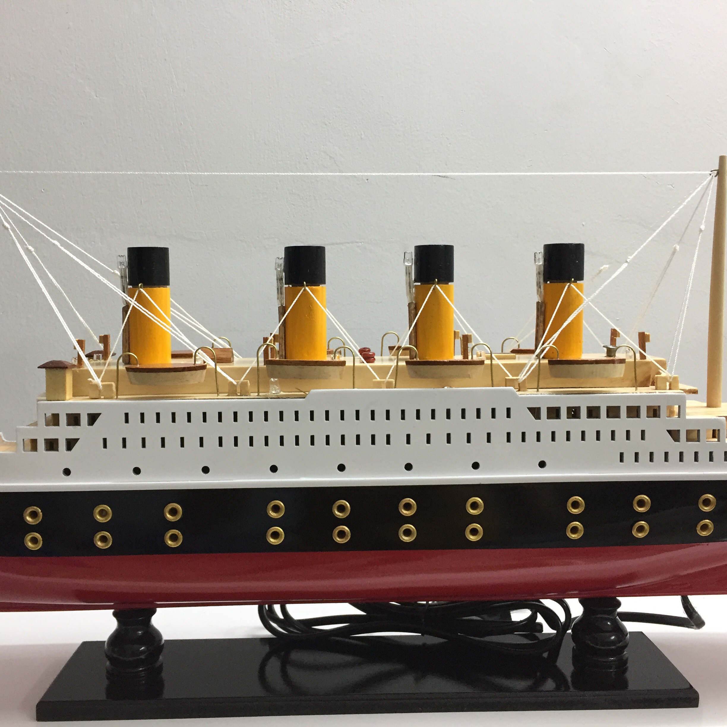 Mô hình du thuyền gỗ RMS Titanic