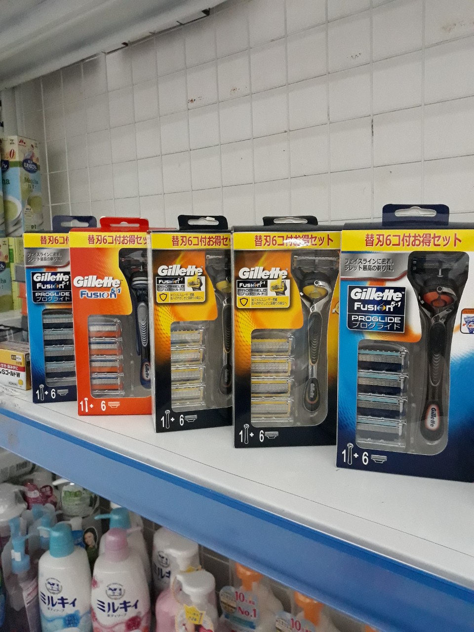 Set Cán Kèm 6 Lưỡi Dao Cạo Râu Gillette Fusion 5+1 Nhật Bản - giao mầu ngẫu nhiên