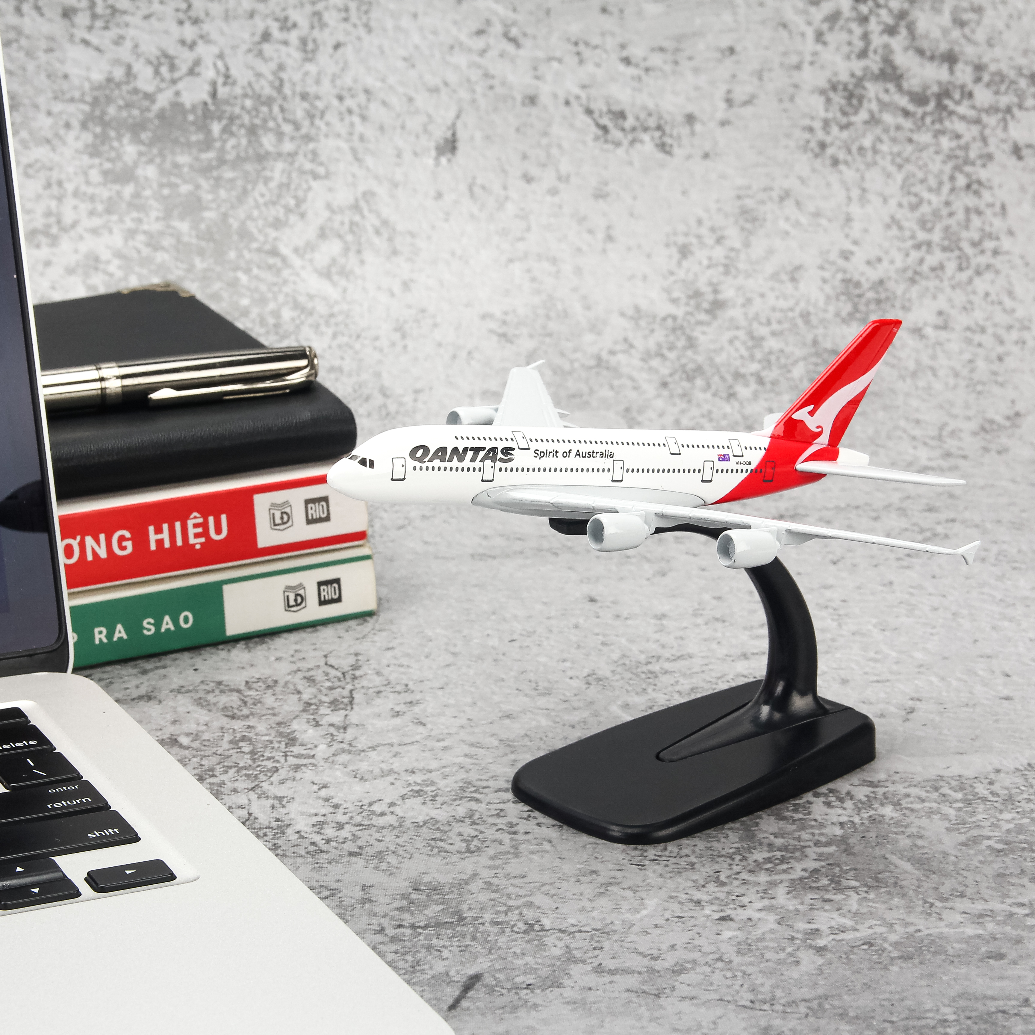 Mô Hình Máy Bay Trưng Bày Airbus A380 Qantas Airway Everfly QT20 (20cm)