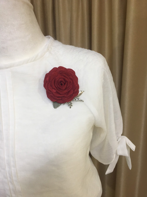 Hoa cài áo Handmade vải gấm Cành hồng nhí - Màu Đỏ đô