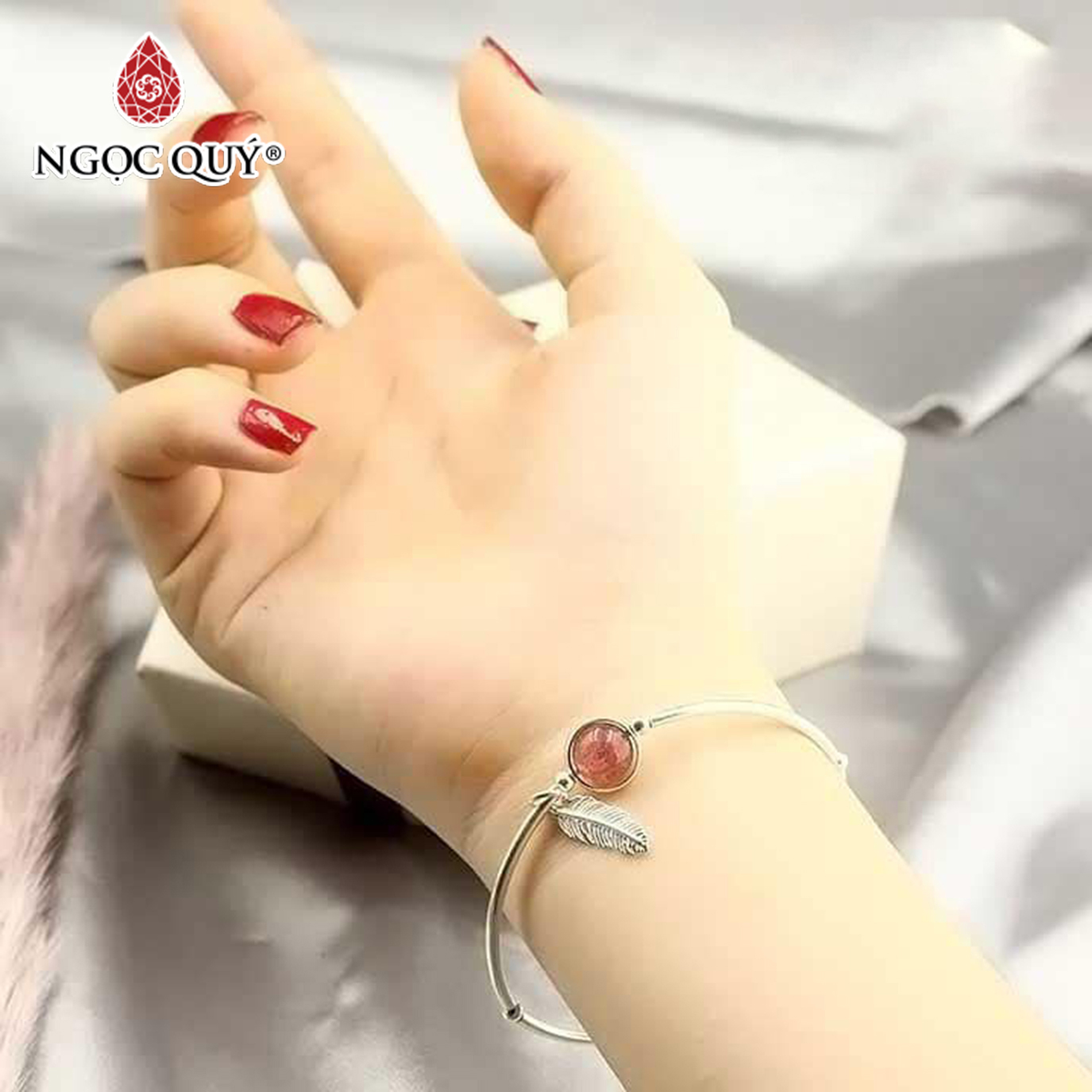 Lắc tay bạc đá thạch anh dâu phối charm lông vũ mệnh hỏa, thổ - Ngọc Quý Gemstones