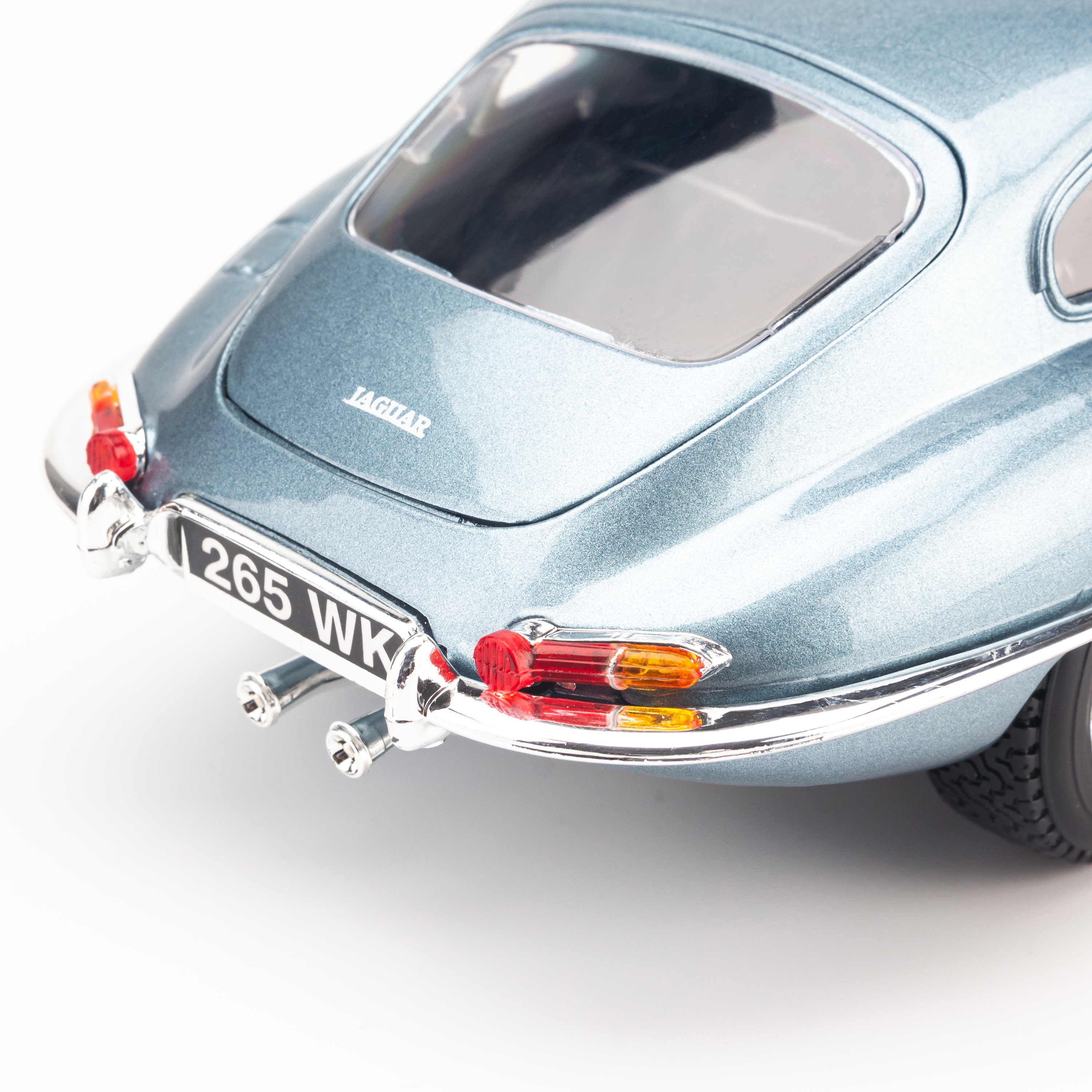 Mô Hình Xe Jaguar E-Type Coupe Silver/Blue 1:18 Bburago - MH-18-12044