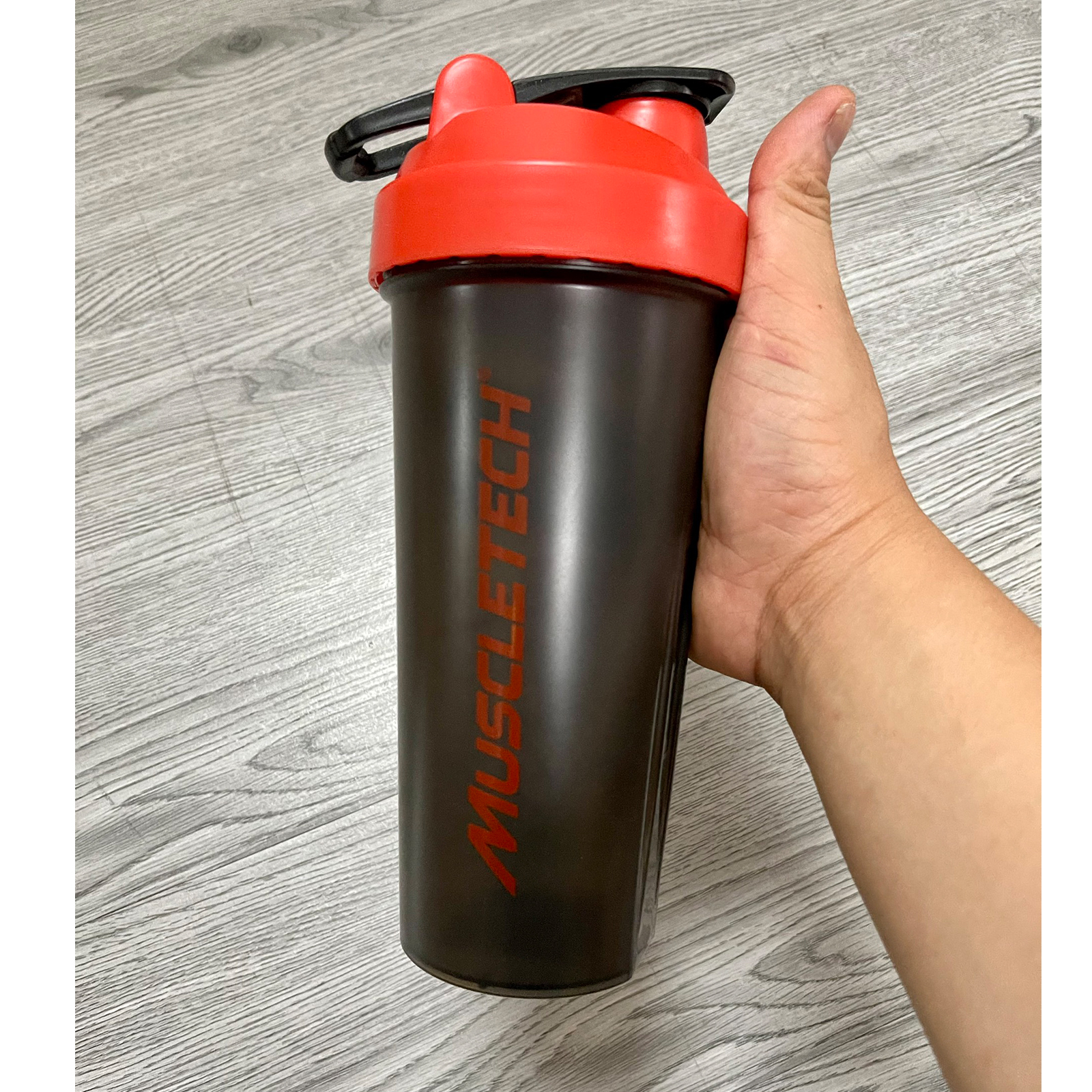 Bình lắc Shaker pha sữa cho người tập GYM hiệu TCSPORTFOOD - Bình nước thể thao Shaker 600 ml - Màu đen nắp đỏ