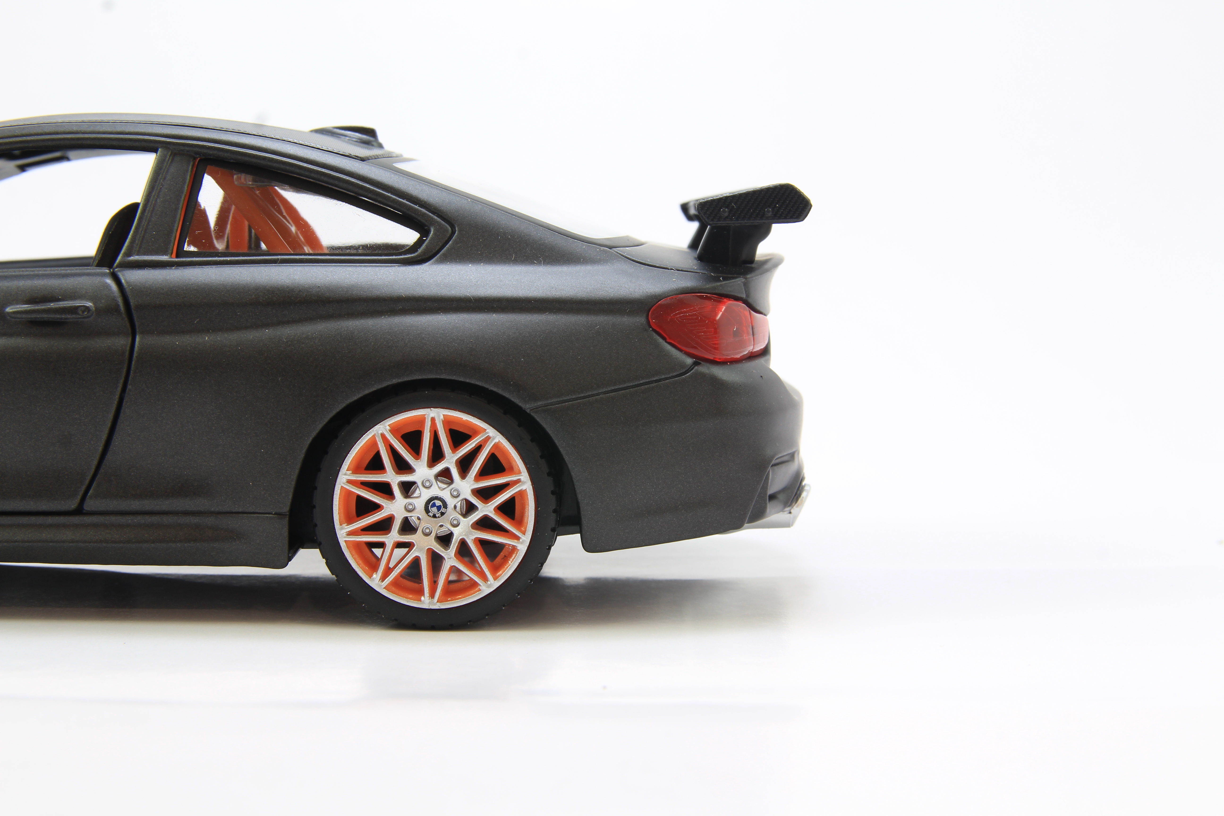 Mô Hình Xe Bmw M4 GTS Flat Grey 1:24 Maisto MH-31246