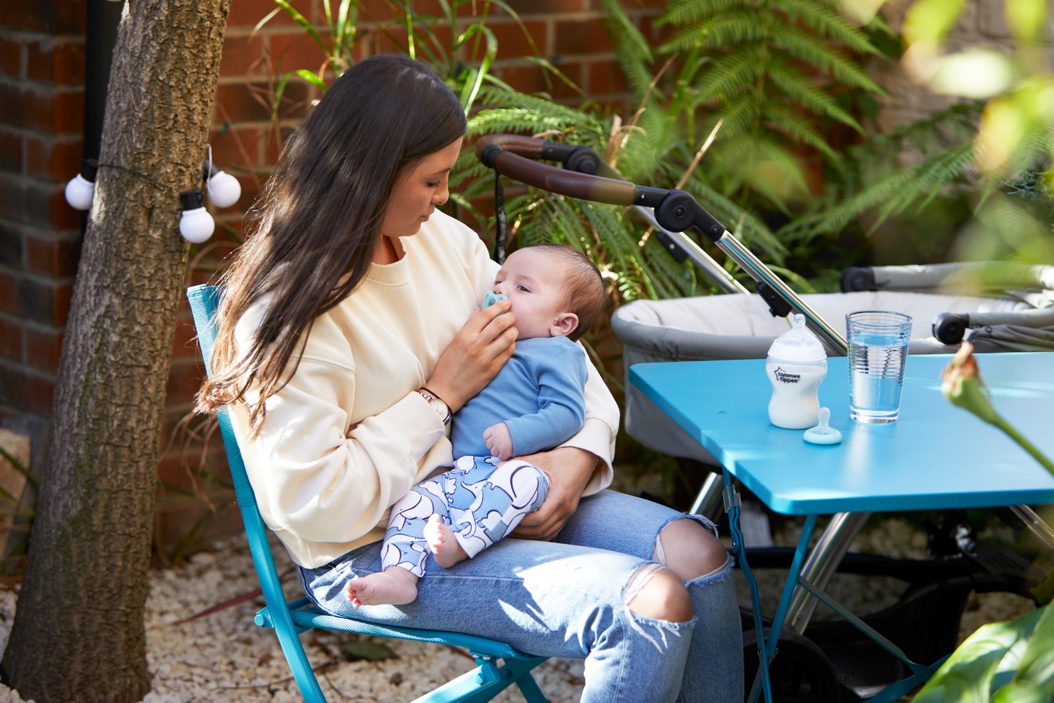 Ty ngậm silicon siêu nhẹ cho bé Tommee Tippee Ultra Light 6-18 tháng - Xanh ngọc/Trắng