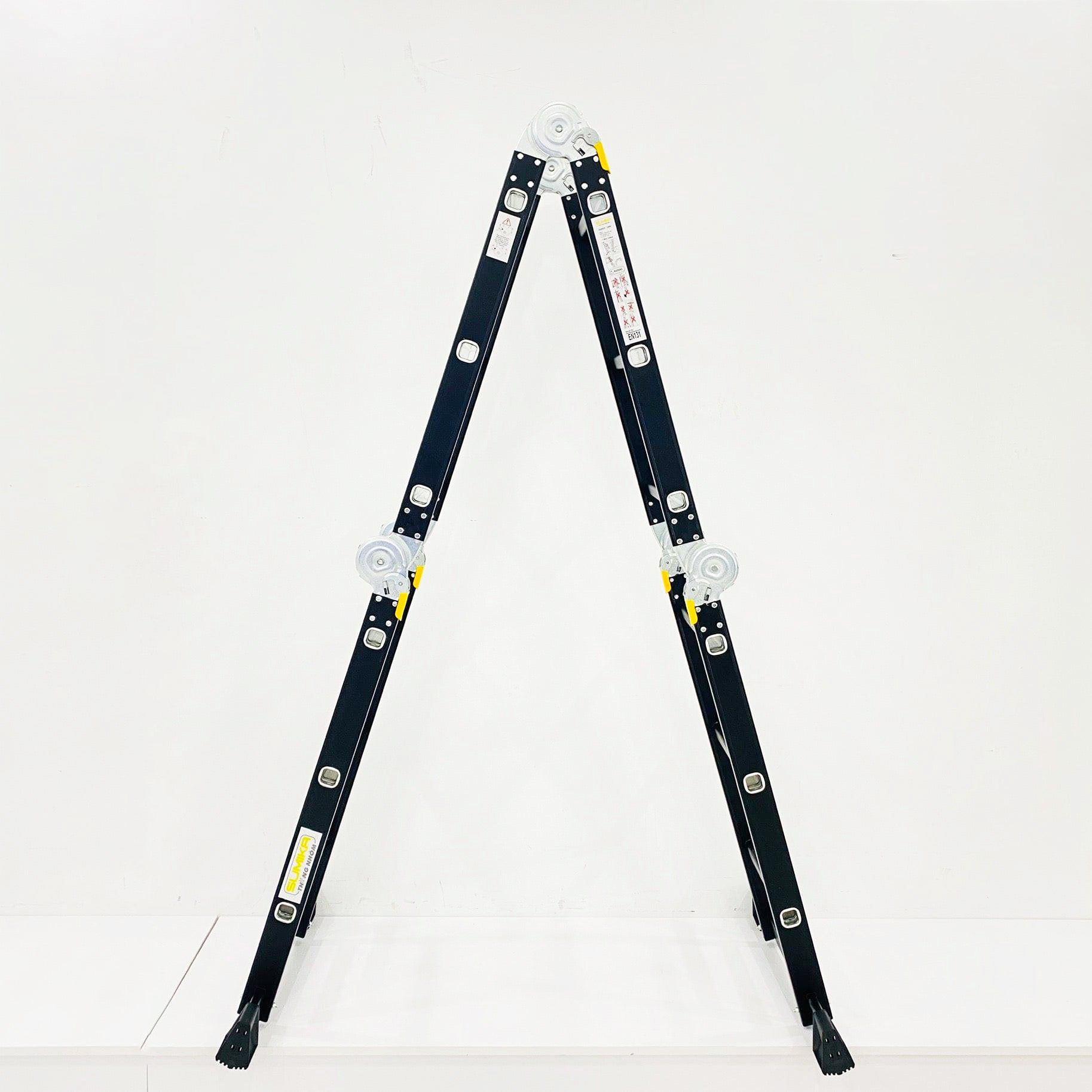 Thang nhôm gấp 4 đoạn Sumika SKM203 NEW , 14 tư thế sử dụng, tải trọng 150kg, sơn tĩnh điện, chống trầy xước, khóa chốt cao cấp, nhiều đế cao su chống trượt