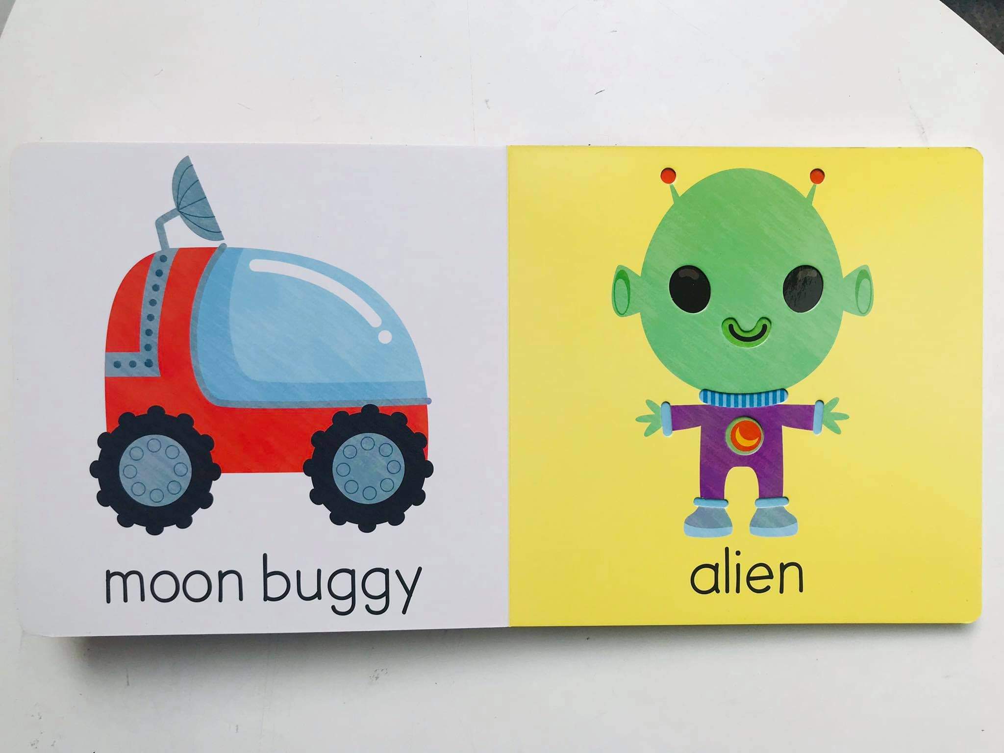 [Sách nhập khẩu ] : Touch &amp; Feel Board Book Space -  chủ đề không gian ( 500g )