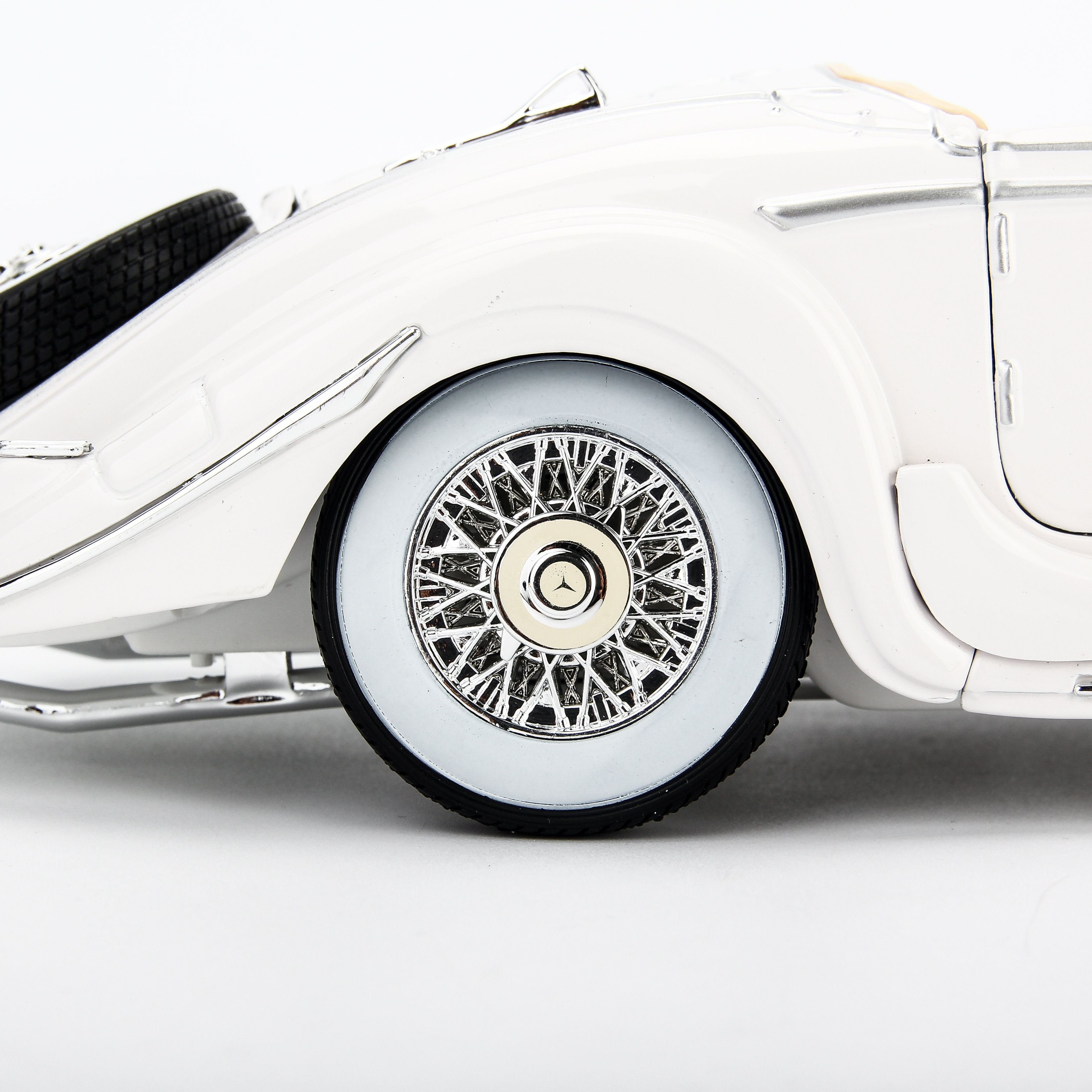 Mô Hình Xe Mercedes-Benz 500K TYP Special Roadster White 1:18 Maisto- MH 36055