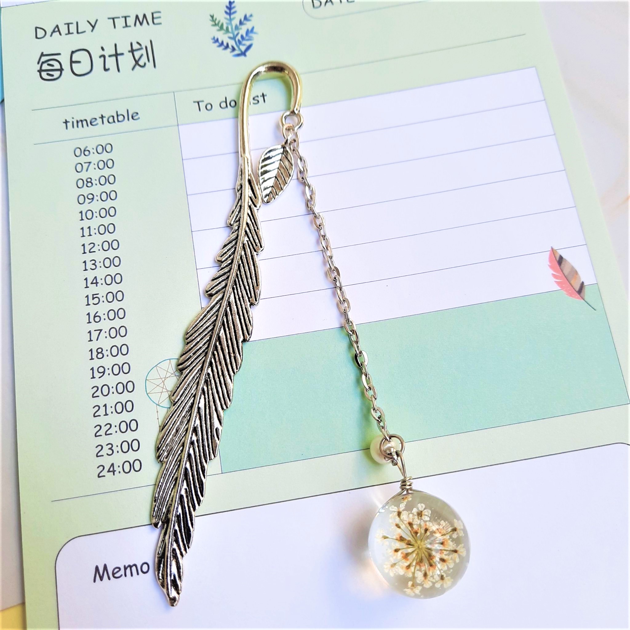 Combo 2 Bookmark Đánh Dấu Sách Lông Vũ Kim Loại Phối Quả Cầu Thủy Tinh Hình Hoa Khô  Màu Hồng Và Trắng