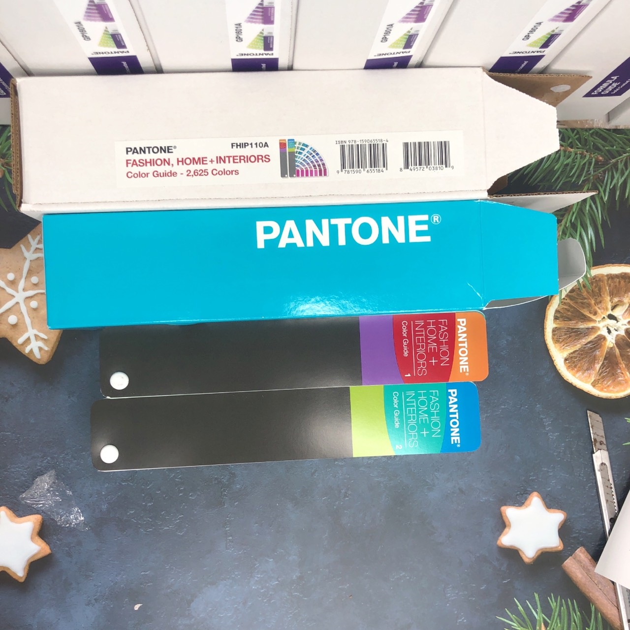 Bộ 2 thanh Bảng màu Pantone TPG FHIP110A 2020 Fashion Home Interiors chính hãng PANTONE LLC nhập khẩu từ USA - 2625 màu TPG dành cho ngành thời trang, nhà ở, nội thất