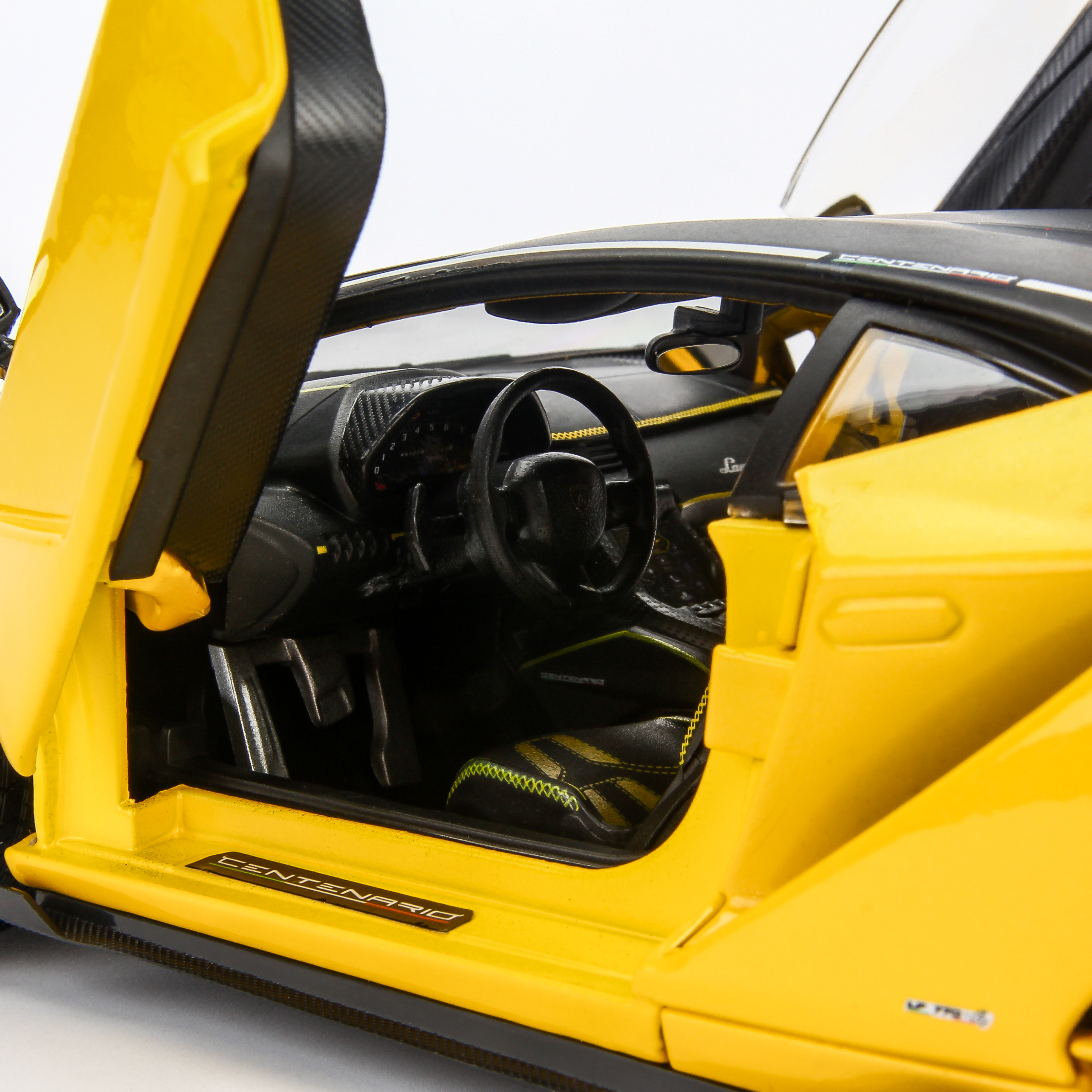 Mô Hình Xe Lamborghini Centenario Yellow 1:18 Exclusive Maisto MH-38136