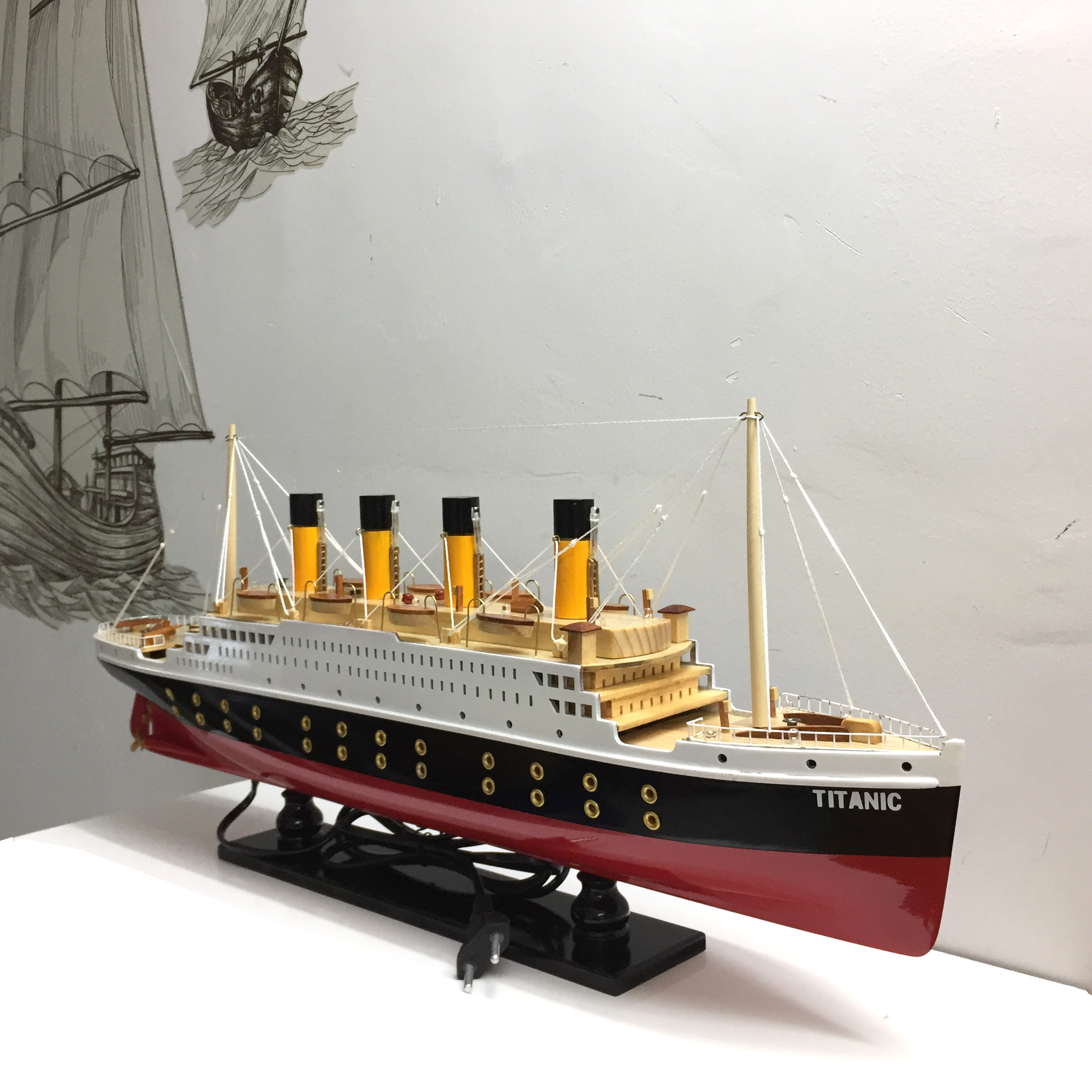 Mô hình du thuyền gỗ RMS Titanic (thân 60cm - đèn led màu)