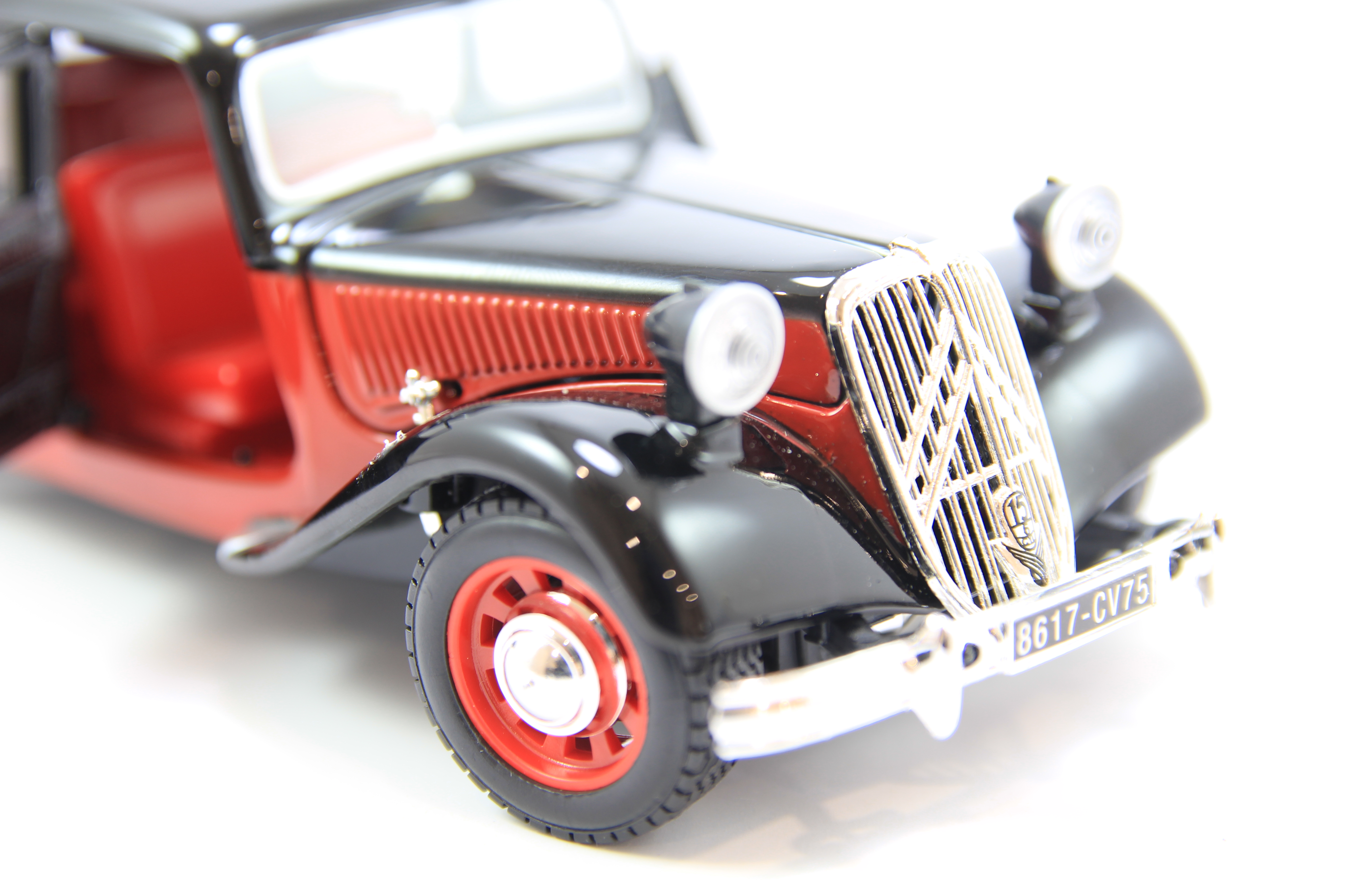 Mô Hình Xe Citroen TA 15CV TA 1938 Black/Red 1:24 Bburago - MH18-22017