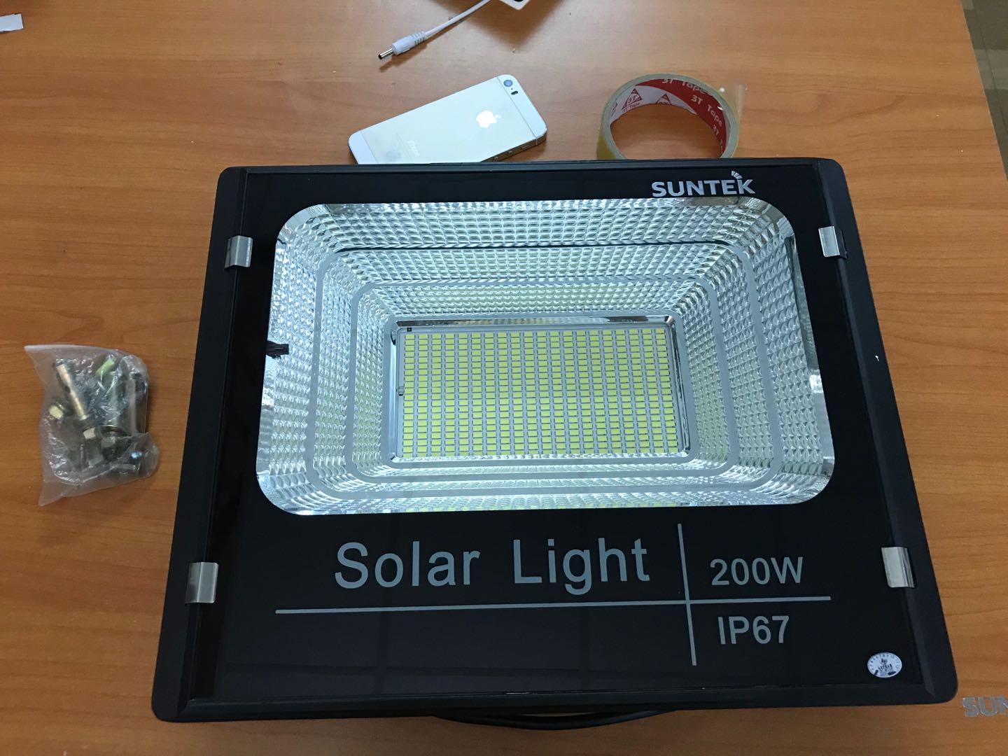 Đèn năng lượng mặt trời Suntek 100W_200W - Chính hãng - hộp đèn nhôm đúc - thời gian sáng trên 12hr