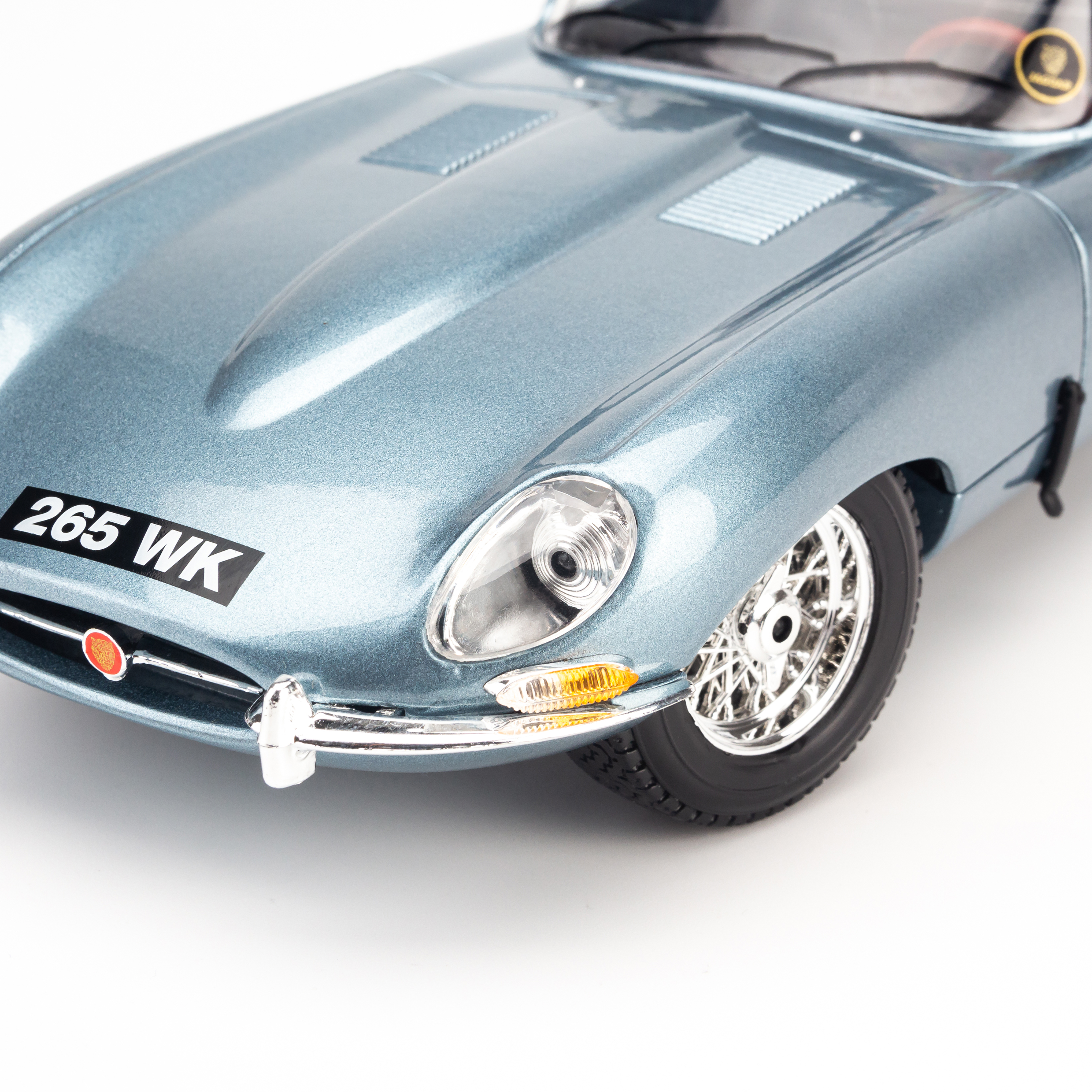 Mô Hình Xe Jaguar E-Type Coupe Silver/Blue 1:18 Bburago - MH-18-12044