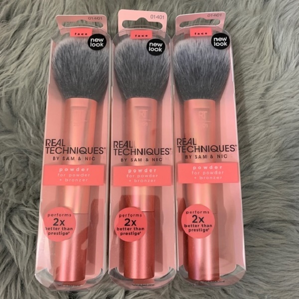 Cọ Phấn Phủ Real Techniques By Sam &amp; Nic Powder Brush (mẫu mới 2019) + Tặng kèm 1 miếng rửa cọ Brush egg