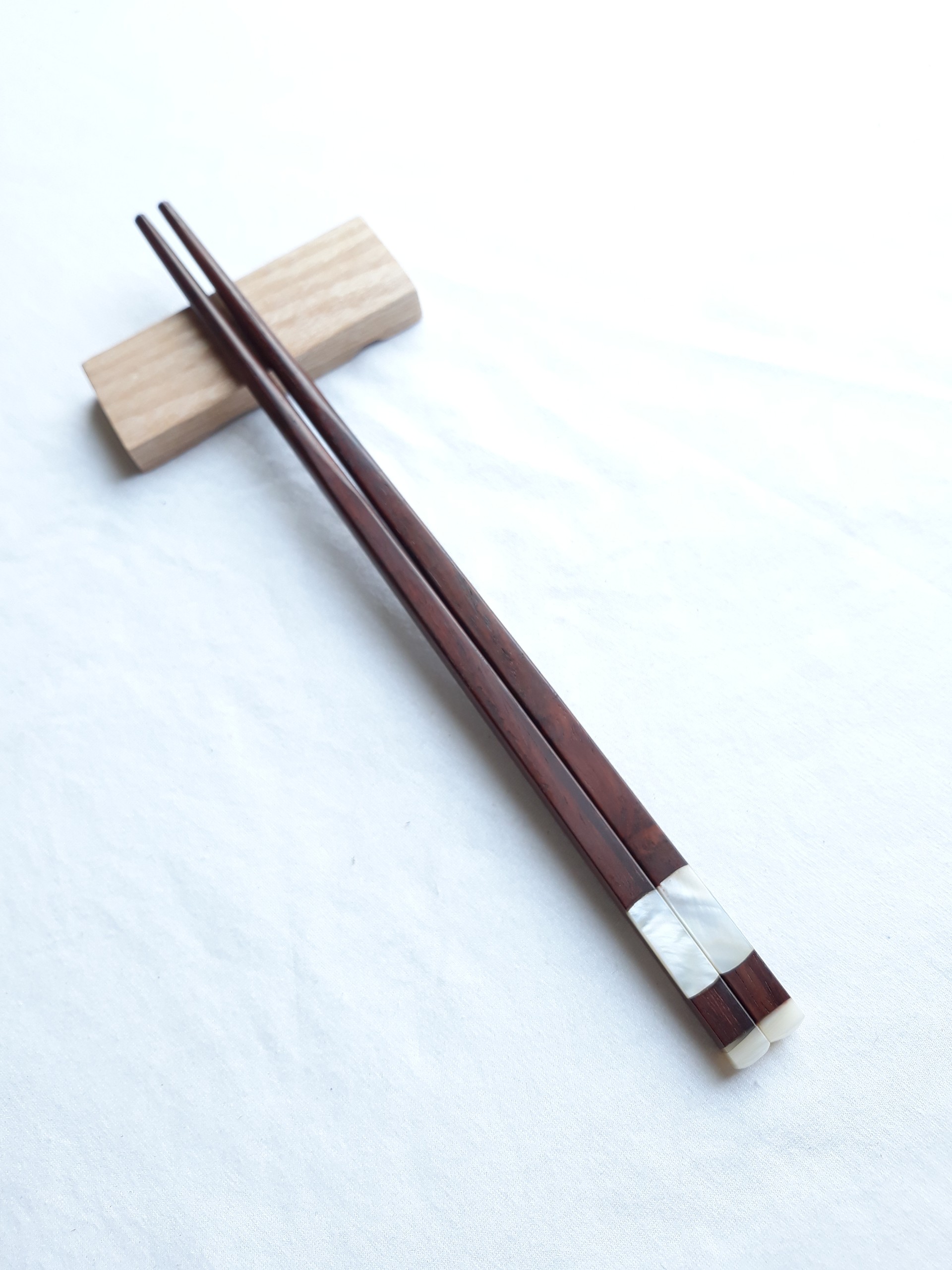 Đũa gỗ Trắc Vuông khảm gắn trai- Bộ 5 đôi