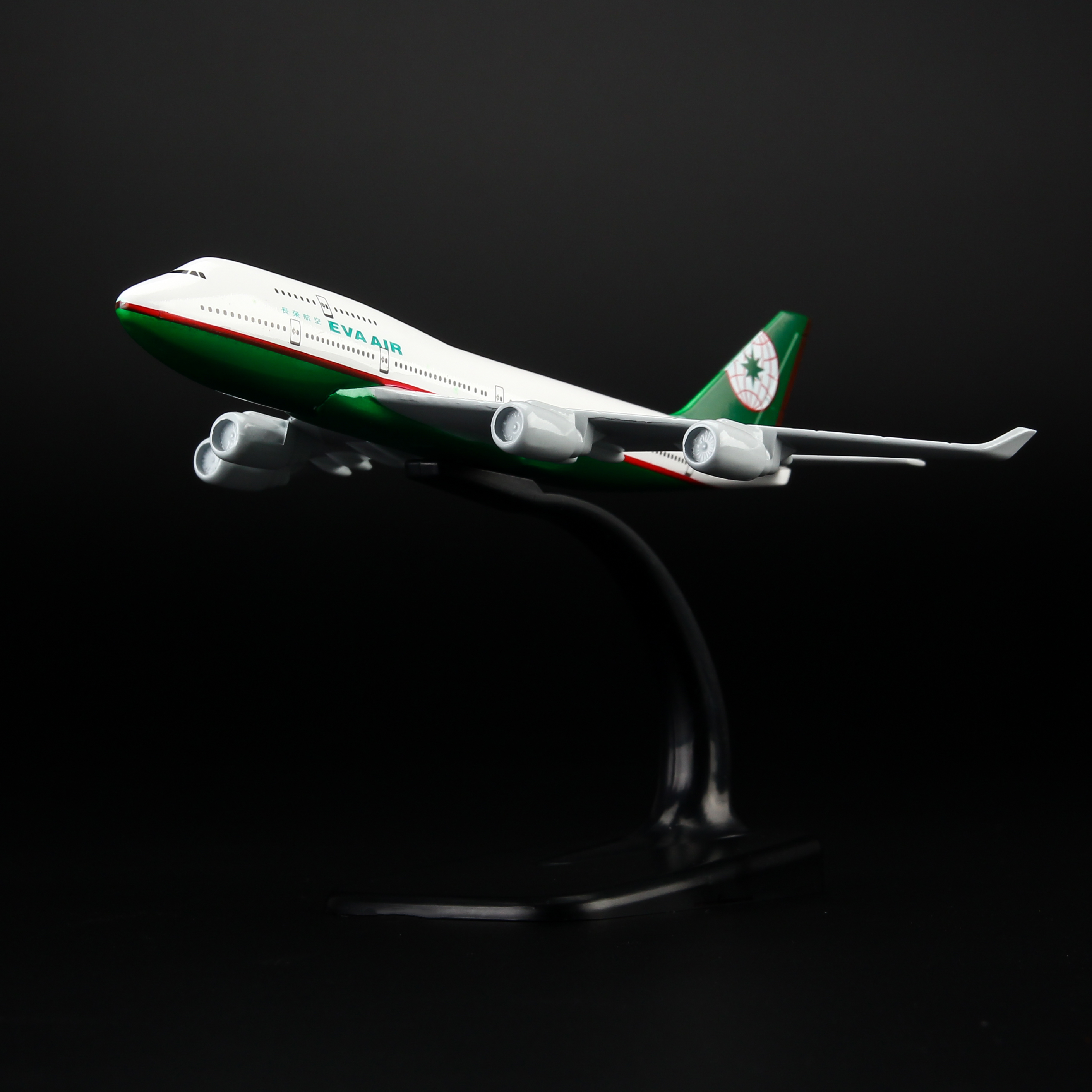 Mô hình máy bay Eva Air (16cm) - Trắng, Xanh lá cây