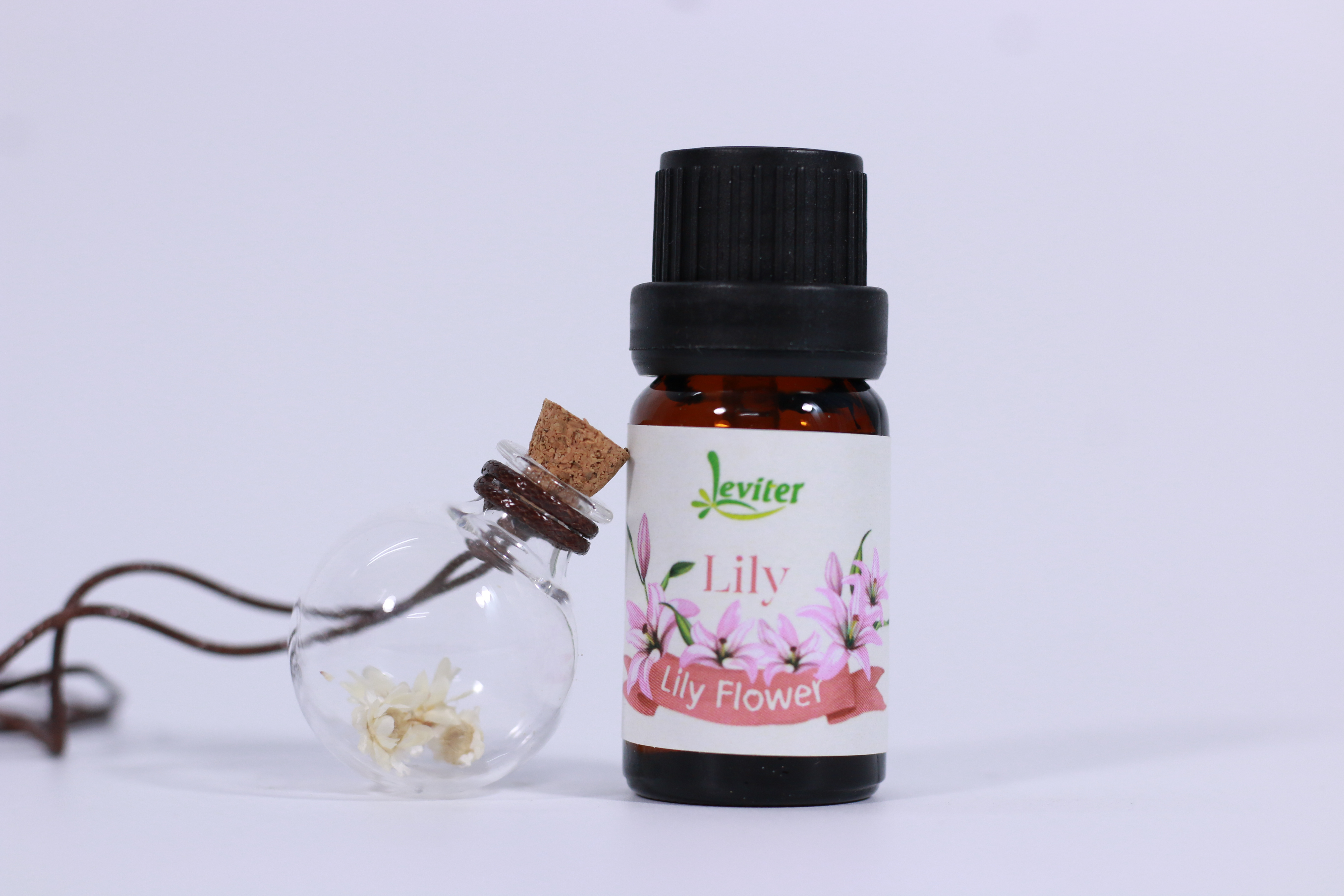 Combo Tinh Dầu Leviter Lily 10ml Và Lọ Thủy Tinh Treo Xe