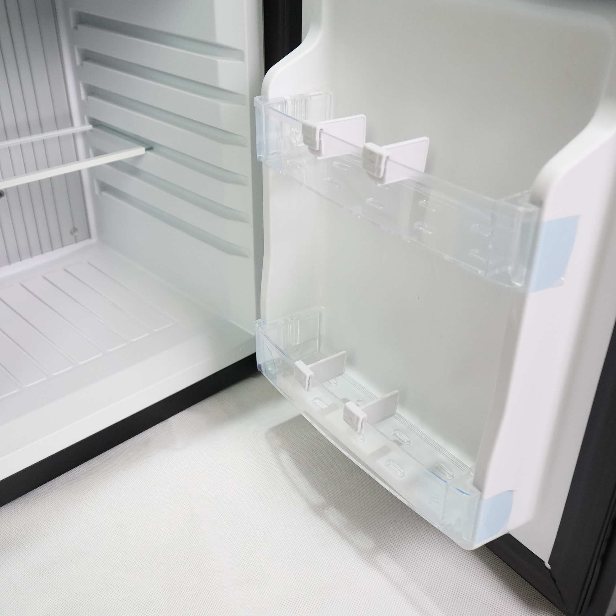 Tủ mát - Minibar thương hiệu Homesun, Model: BCH-36B, Thể tích 36L, Công suất 65W, Điện áp 220VAC, Cửa đen bóng mờ, Không tiếng ồn, Tiết kiệm điện năng, Màu đen sang trọng, Hàng chính hãng