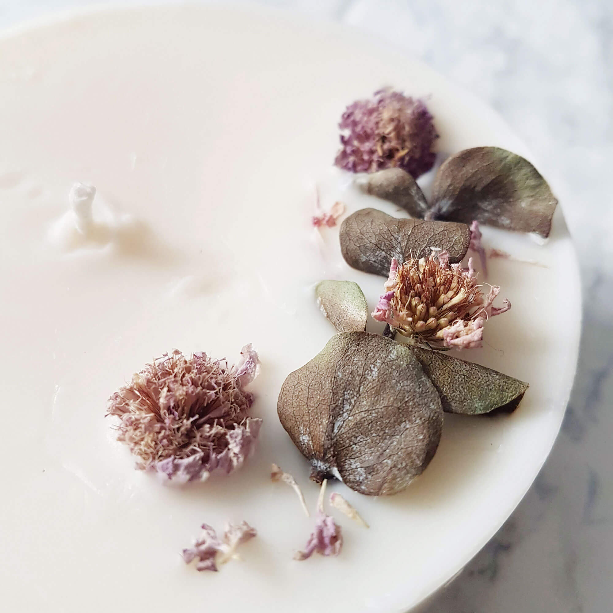 Nến thơm sáp đậu nành với tinh dầu hoa nhài, trang trí lá bạch đàn thơm và hoa cúc (theo mùa) - 200ml
