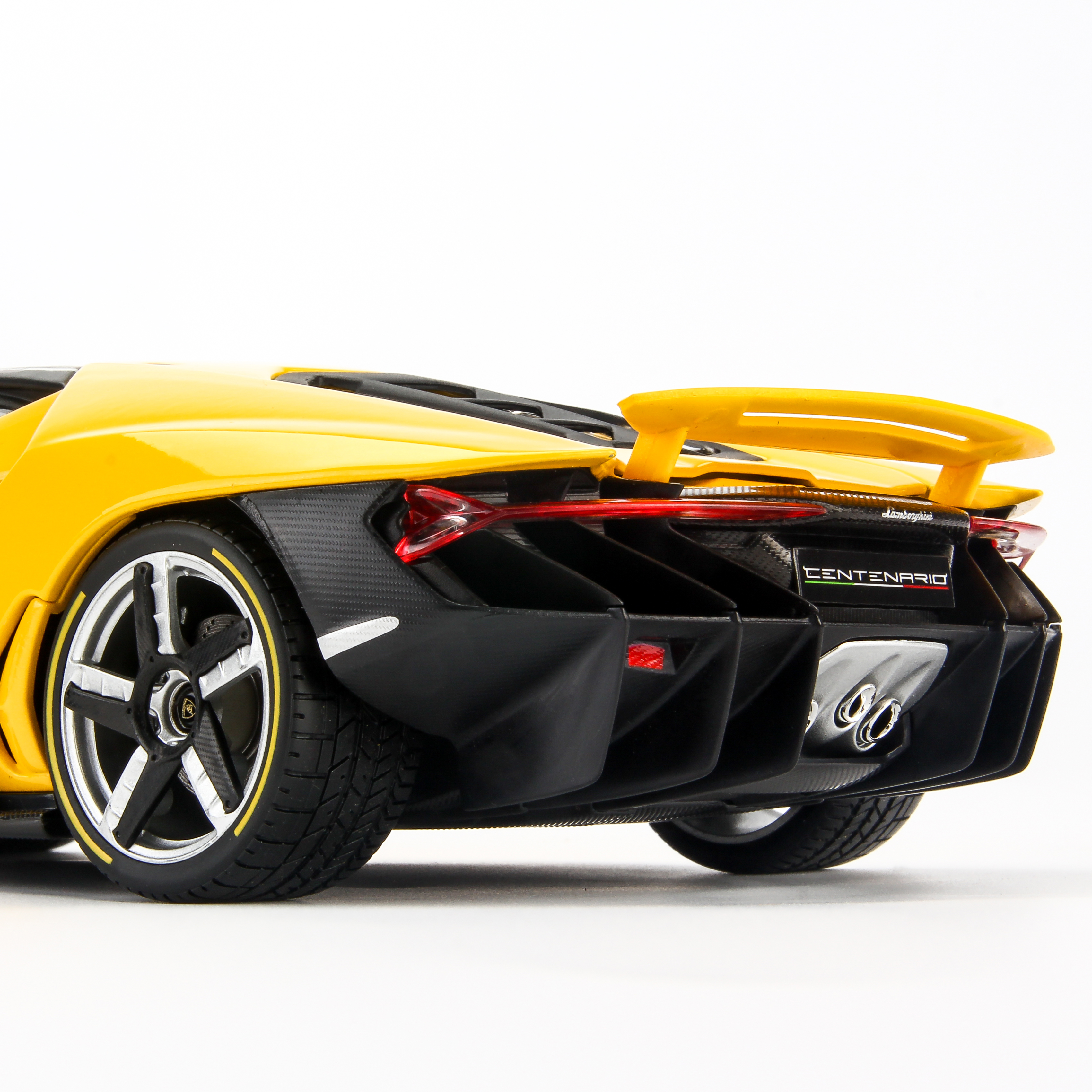 Mô Hình Xe Lamborghini Centenario Yellow 1:18 Exclusive Maisto MH-38136
