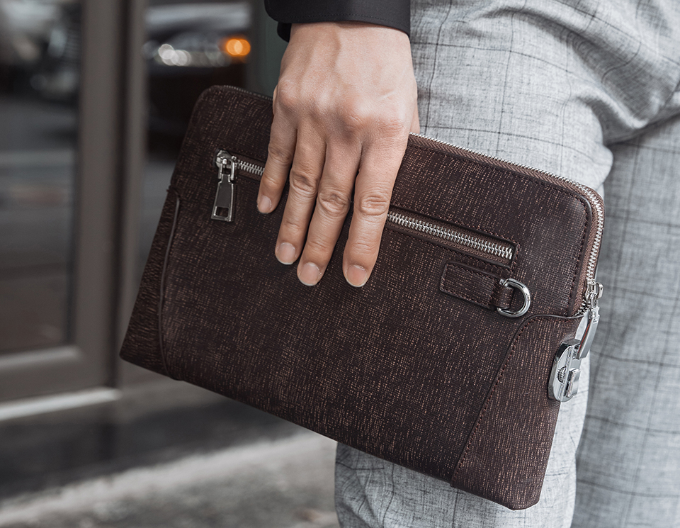 Clutch Cầm Tay Khóa Số Da Bò Xước CK11