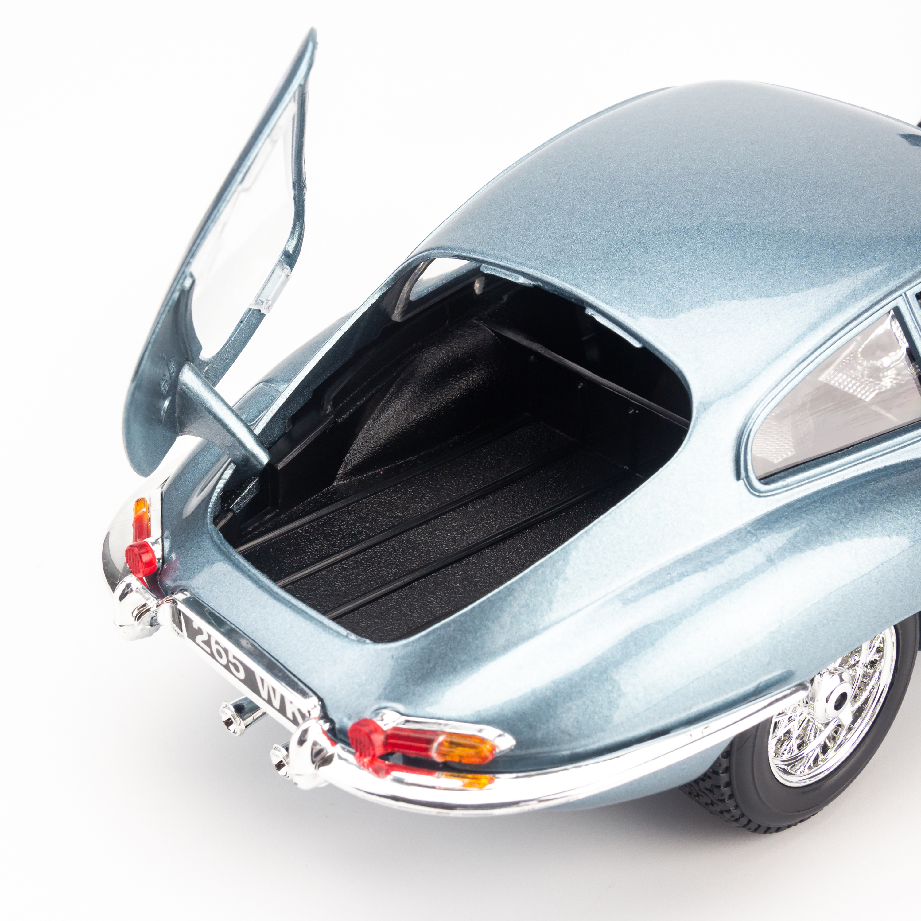 Mô Hình Xe Jaguar E-Type Coupe Silver/Blue 1:18 Bburago - MH-18-12044