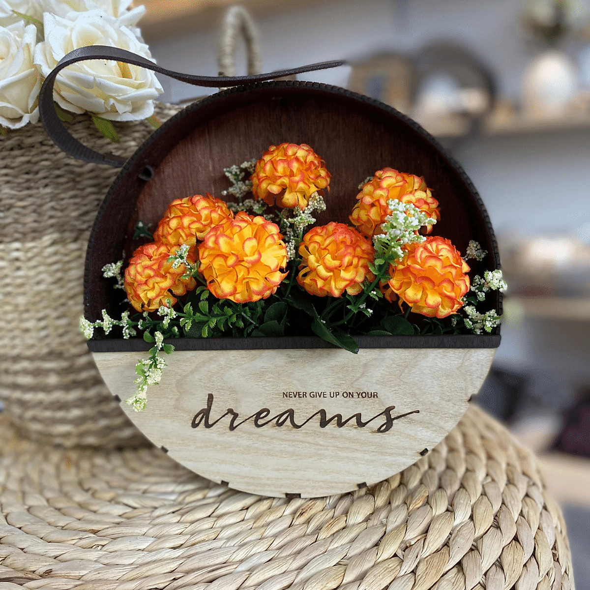 Giỏ Hoa Treo Tường, Hoa Giả Trang Trí Nhà Có Khắc Chữ Dream, Dùng Để Trang Trí Theo Phong Cách Châu Âu Hiện Đại, Sản Phẩm Như Hình, Hoa Đã Cắm Sẵn Vào Giỏ - Hoa Cẩm Chướng Màu Cam