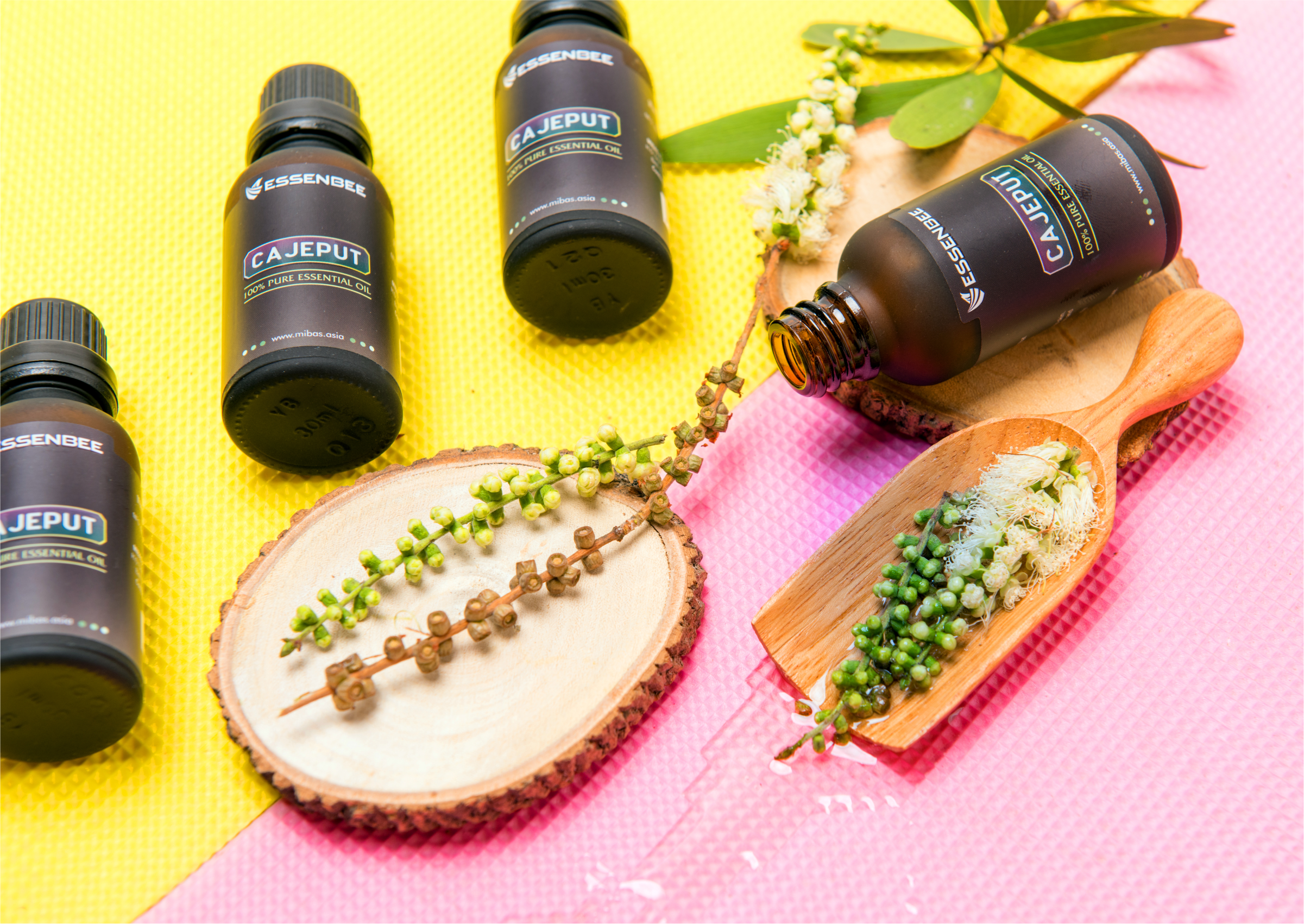 Tinh dầu thiên nhiên Tràm Gió - Essenbee - 30ml - Chống cảm lạnh, giảm ho, chống đầy hơi và khó tiêu. Chống côn trùng và muỗi đốt. Thích hợp và an toàn với phụ nữ mang thai và trẻ nhỏ.