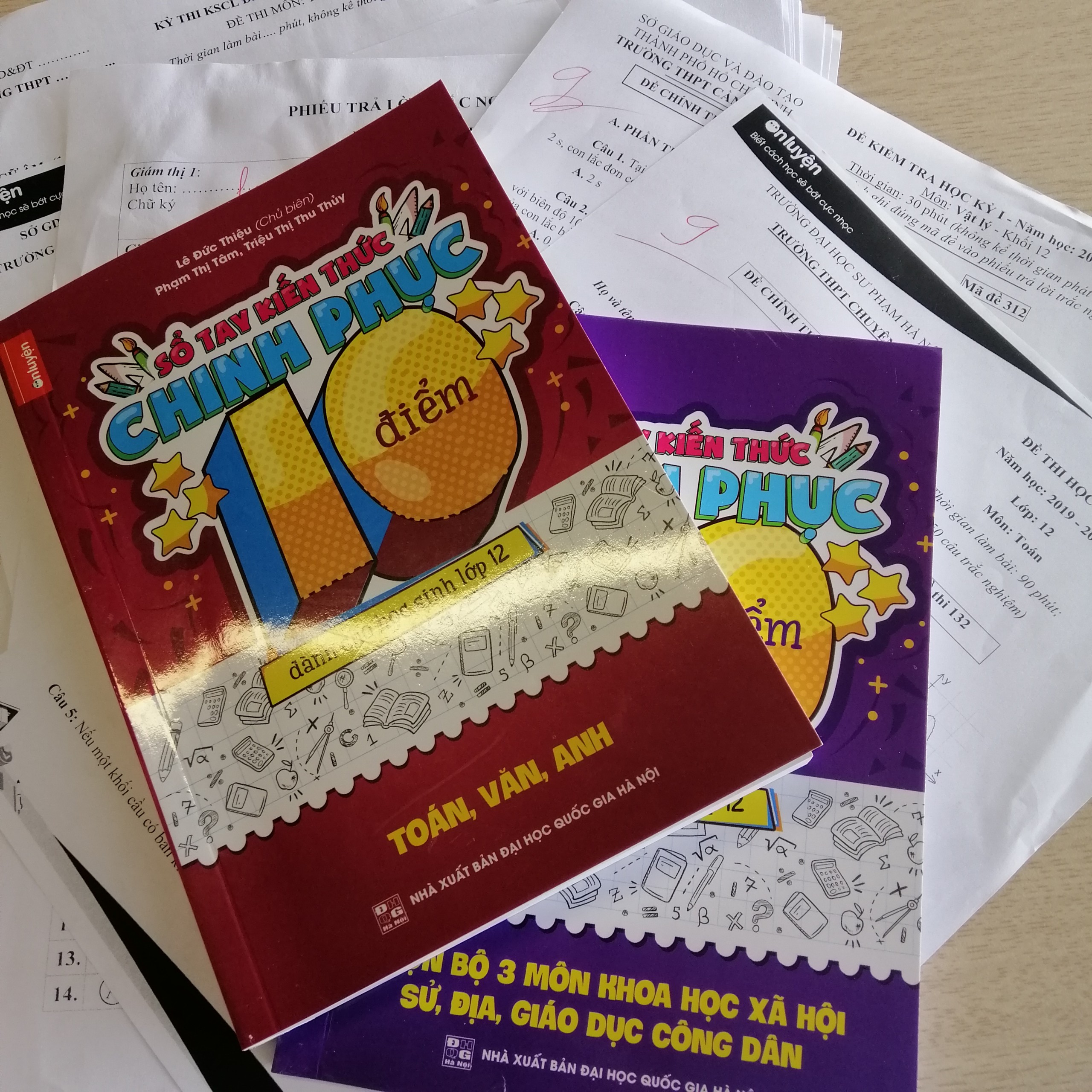 Combo 2 cuốn Sổ tay kiến thức chinh phục điểm 10 dành cho học sinh lớp 12 - Toán Văn Anh &amp; KHXH