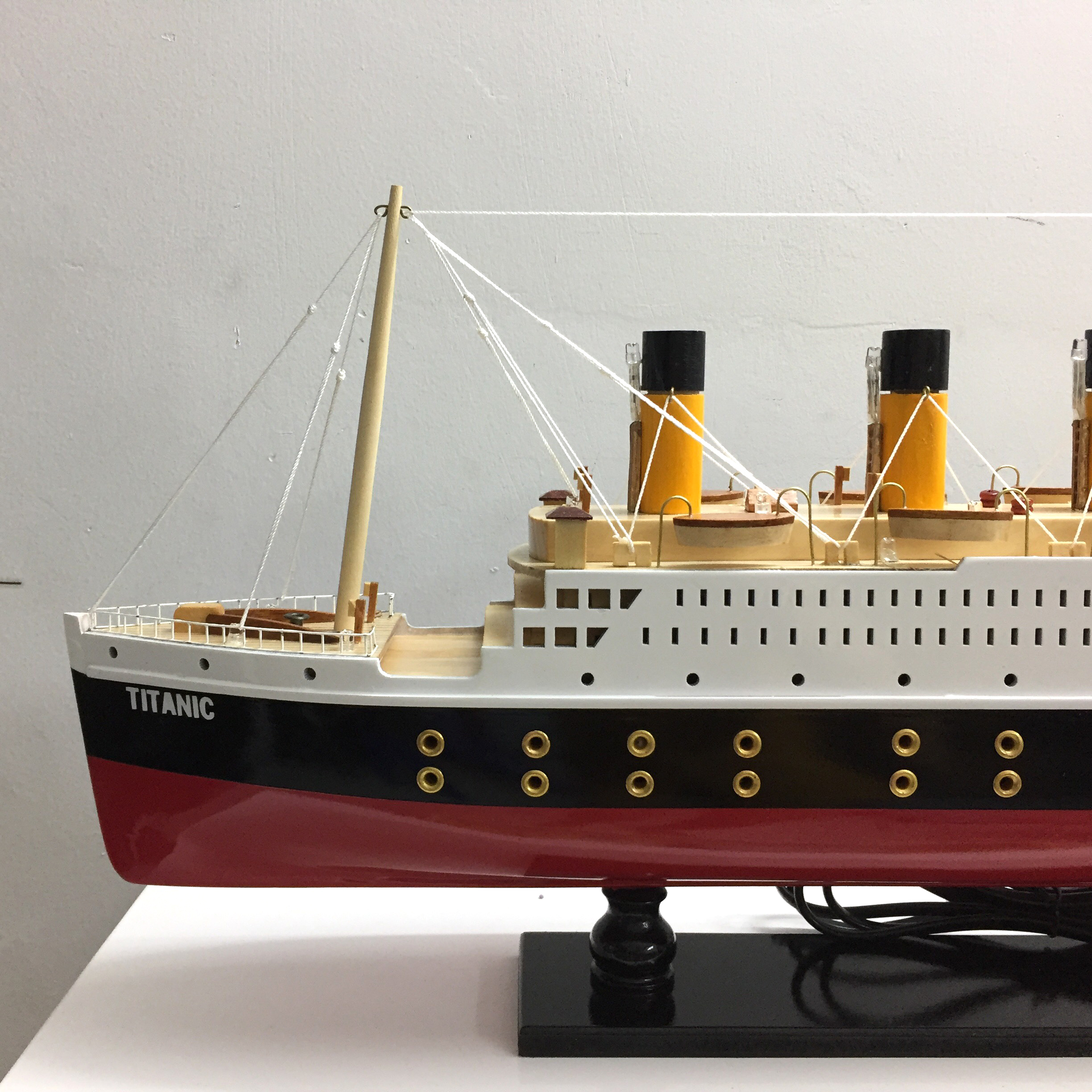 Mô hình du thuyền gỗ RMS Titanic (thân 60cm - đèn led màu)