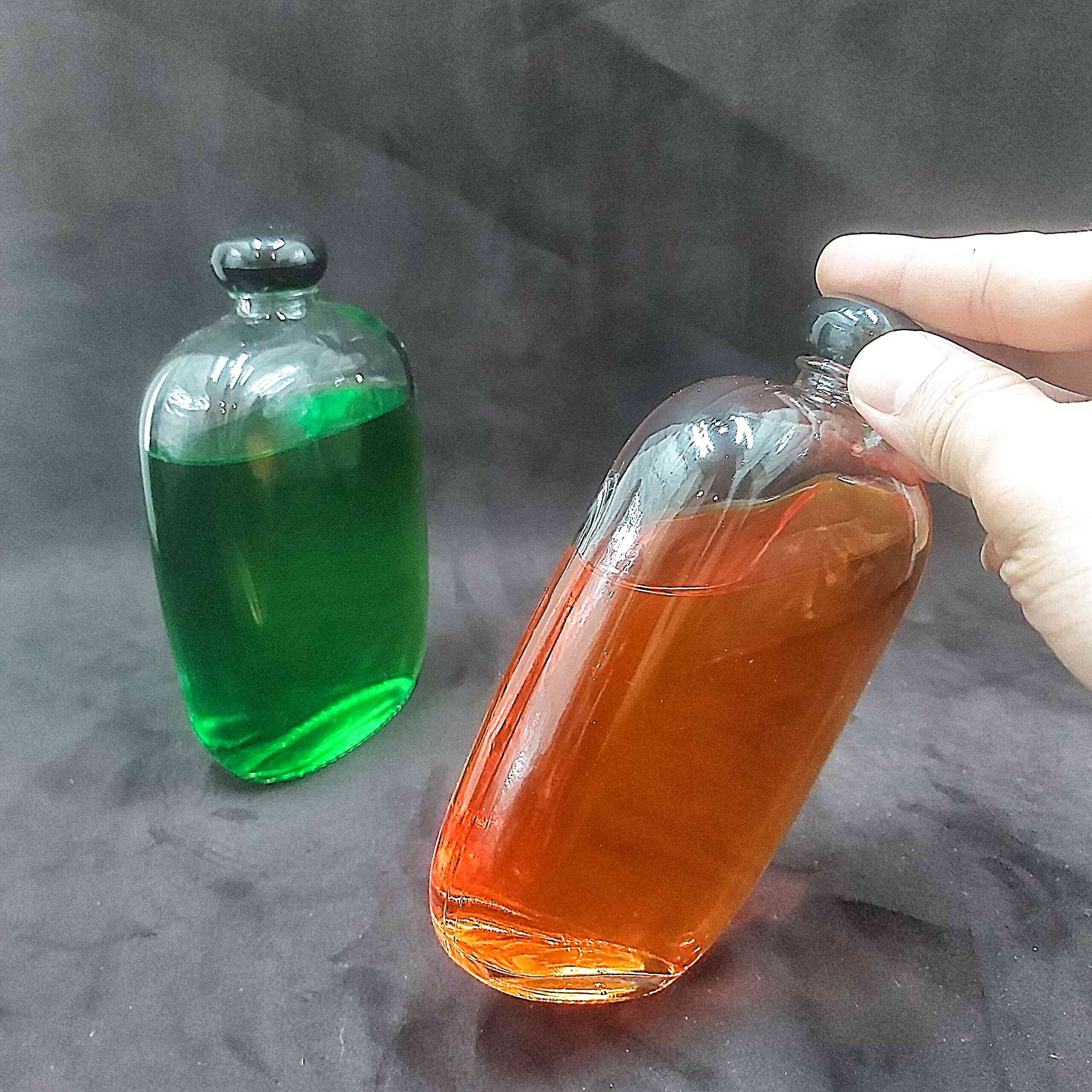 Chai thủy tinh 350ML BẦU DỤC – Kiểu DẸT nắp nhựa đen tròn - Vỏ Chai mini trong suốt