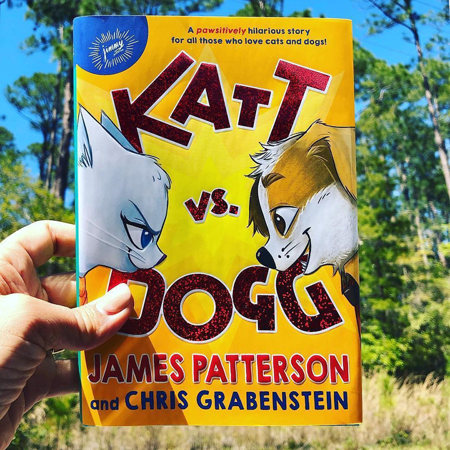 Katt Vs. Dogg (A Pawsitively Hilarious Story For All Those Who Love Cats And Dogs) (James Patterson and Chris Grabenstein, Illustrated by Anuki Lopez)