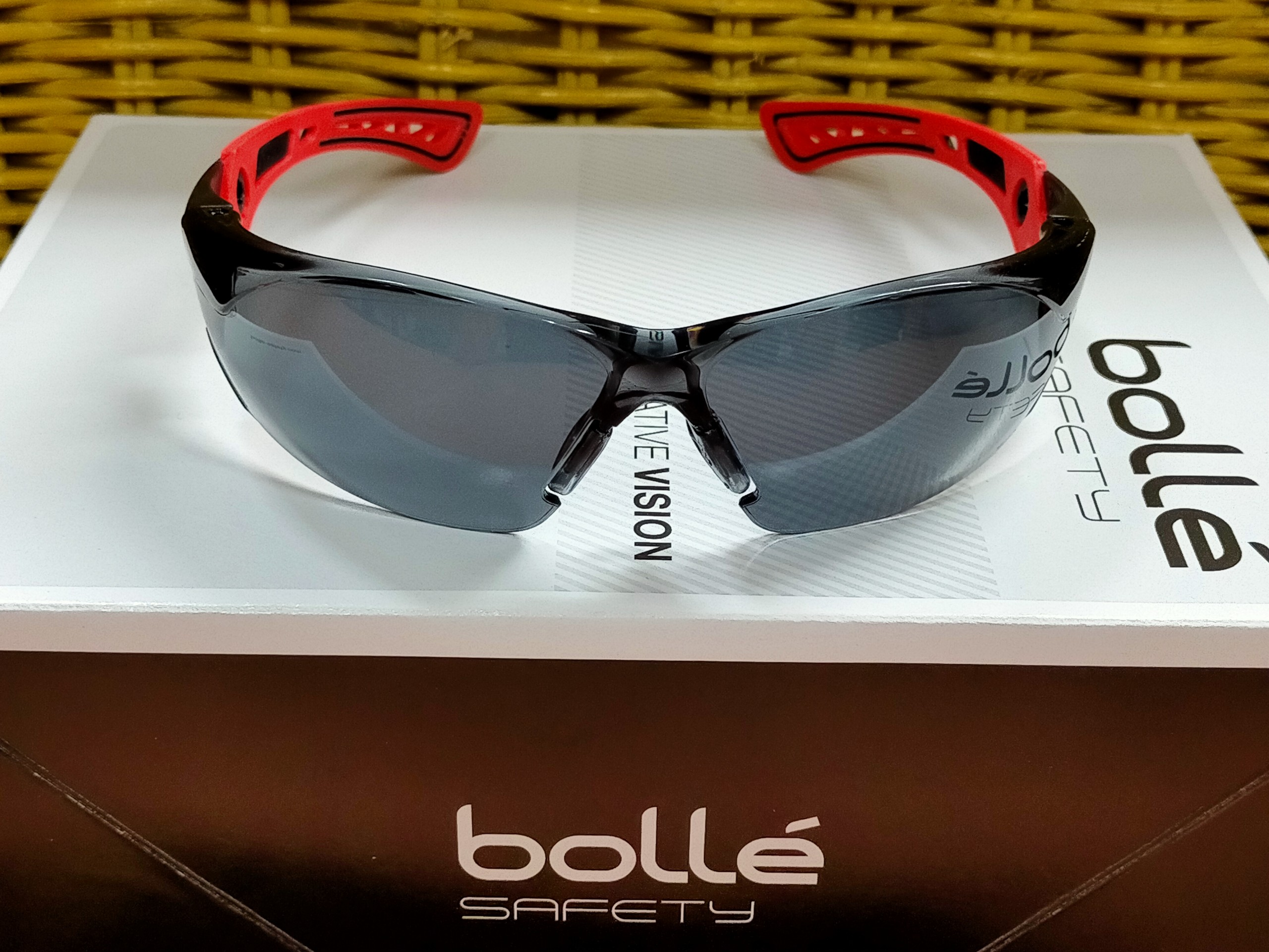KÍNH BẢO HỘ BOLLÉ RUSH PLUS TRÒNG TRONG HOẶC XÁM KHÓI, Lớp phủ Platinum chống xước và sương mù, Bảo vệ 99,9% tia UVA / UVB - ĐEN XÁM