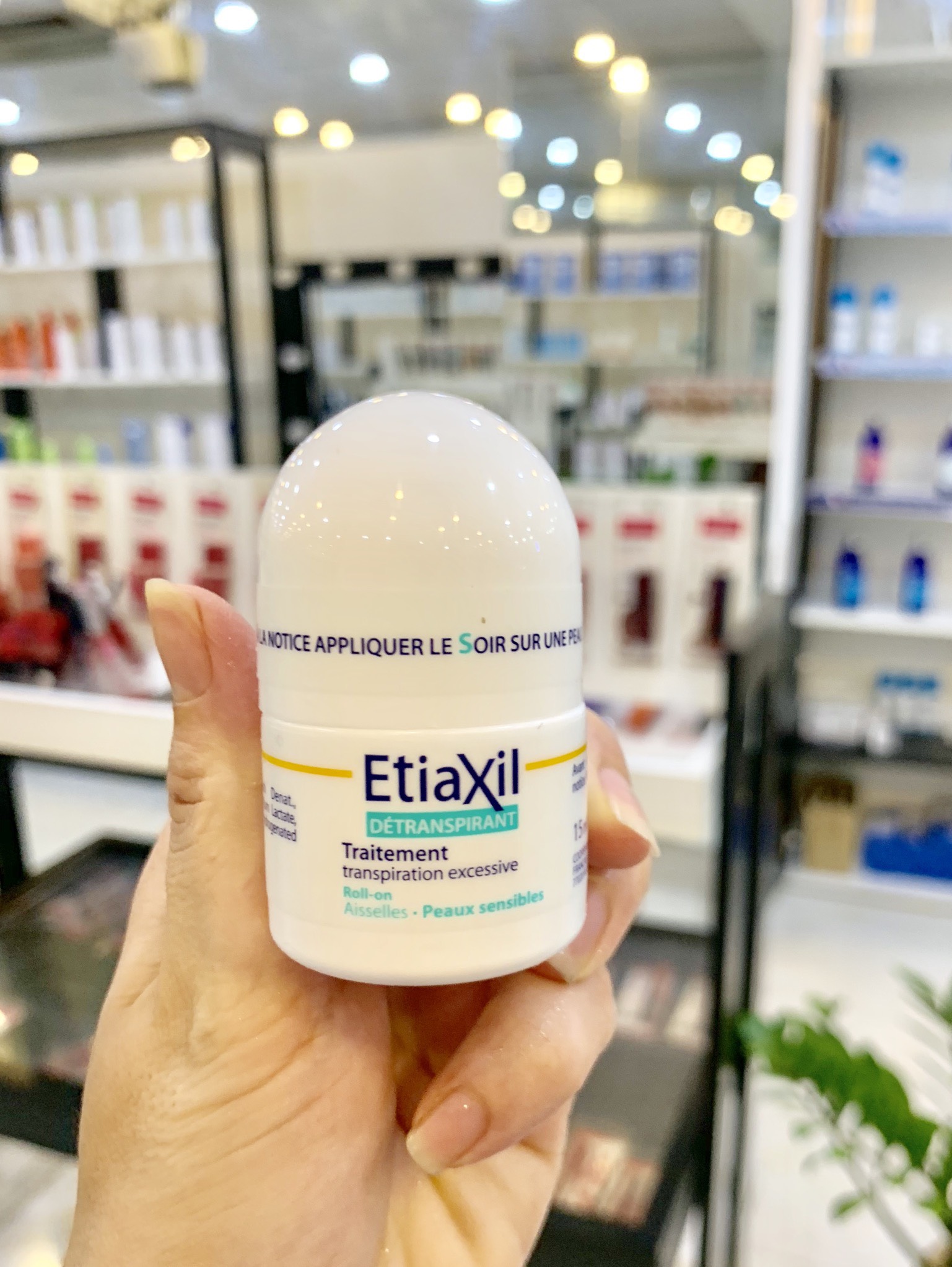 Lăn Khử Mùi Etiaxil 15ml Dành Cho Da Hỗn Hợp, Da Nhạy Cảm + Tặng Kèm 1 Móc Khóa Hình Tour Eiffel Viền Đỏ