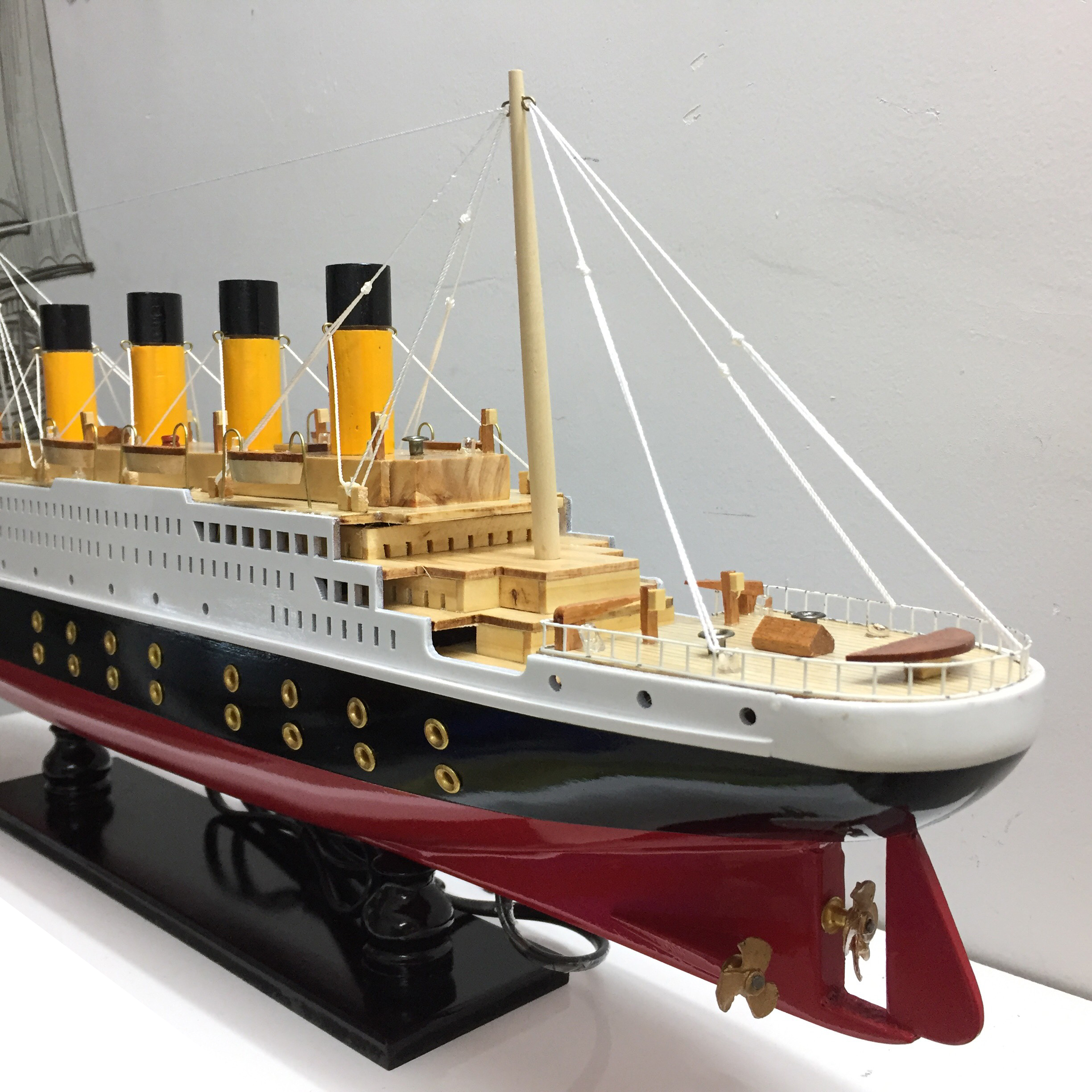 Mô hình du thuyền gỗ RMS Titanic (thân 60cm - đèn led màu)