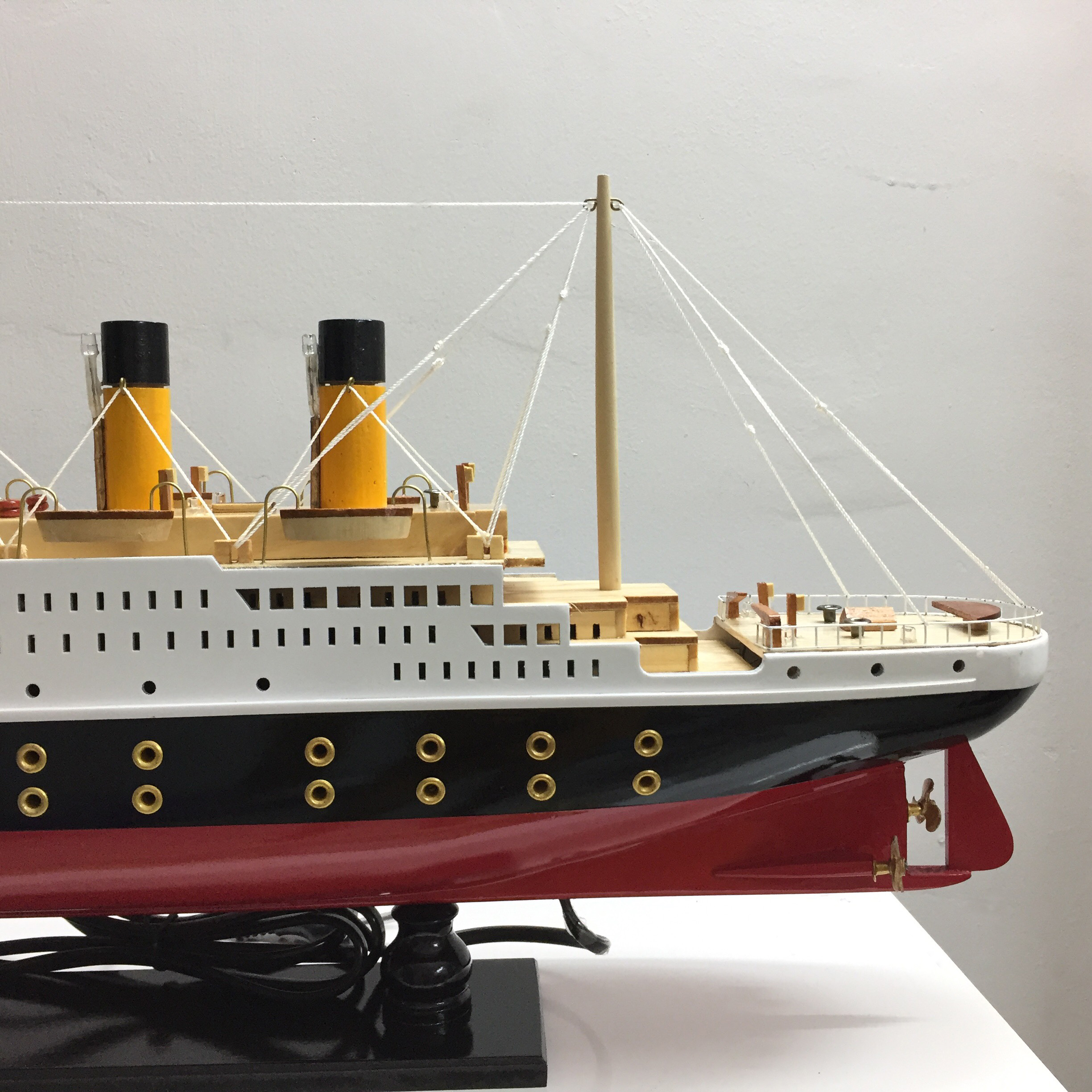 Mô hình du thuyền gỗ RMS Titanic (thân 60cm - đèn led màu)