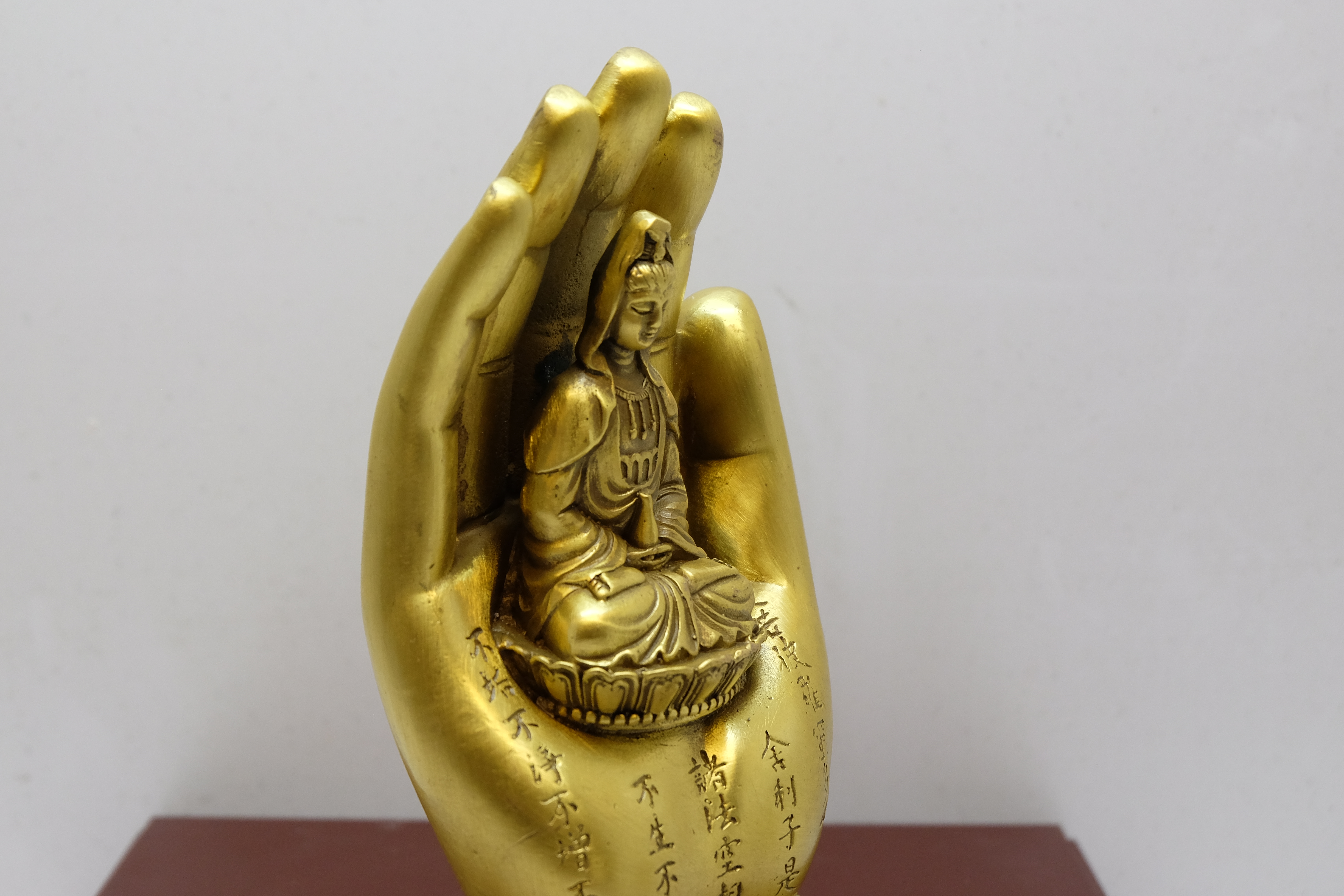 Tượng Phật bà Quán Thế Âm Bồ Tát bằng đồng thau