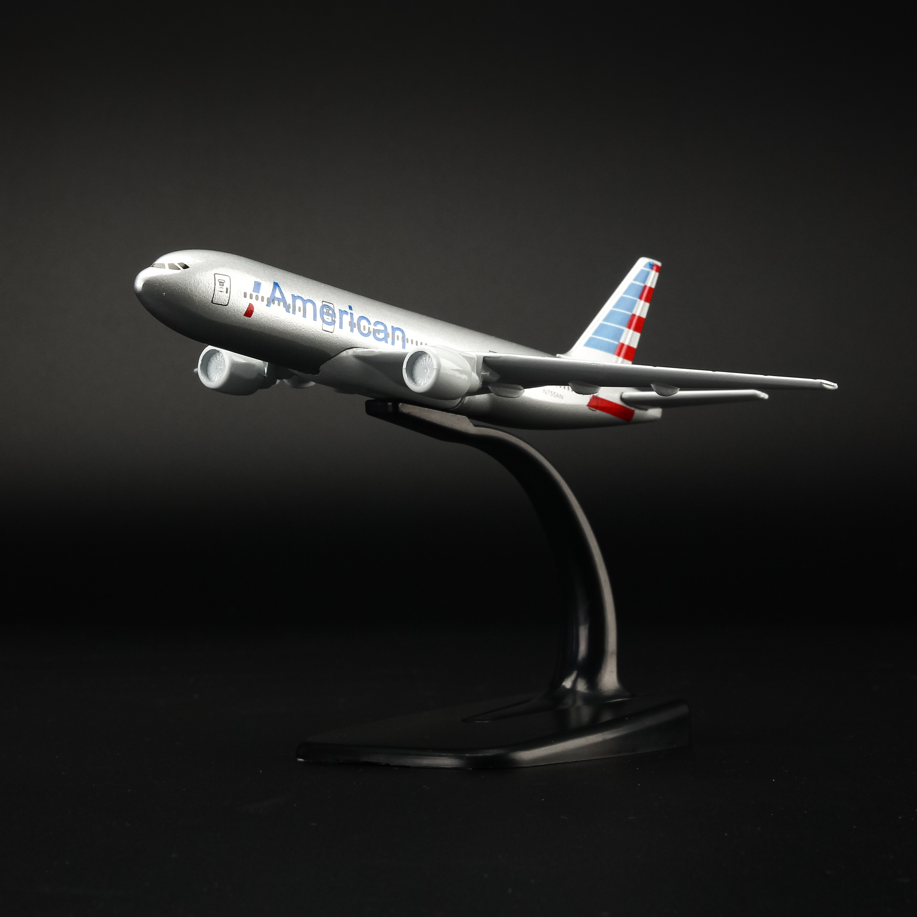 Mô hình máy bay American Airlines (16cm) - Bạc, Xanh dương đậm, Đỏ