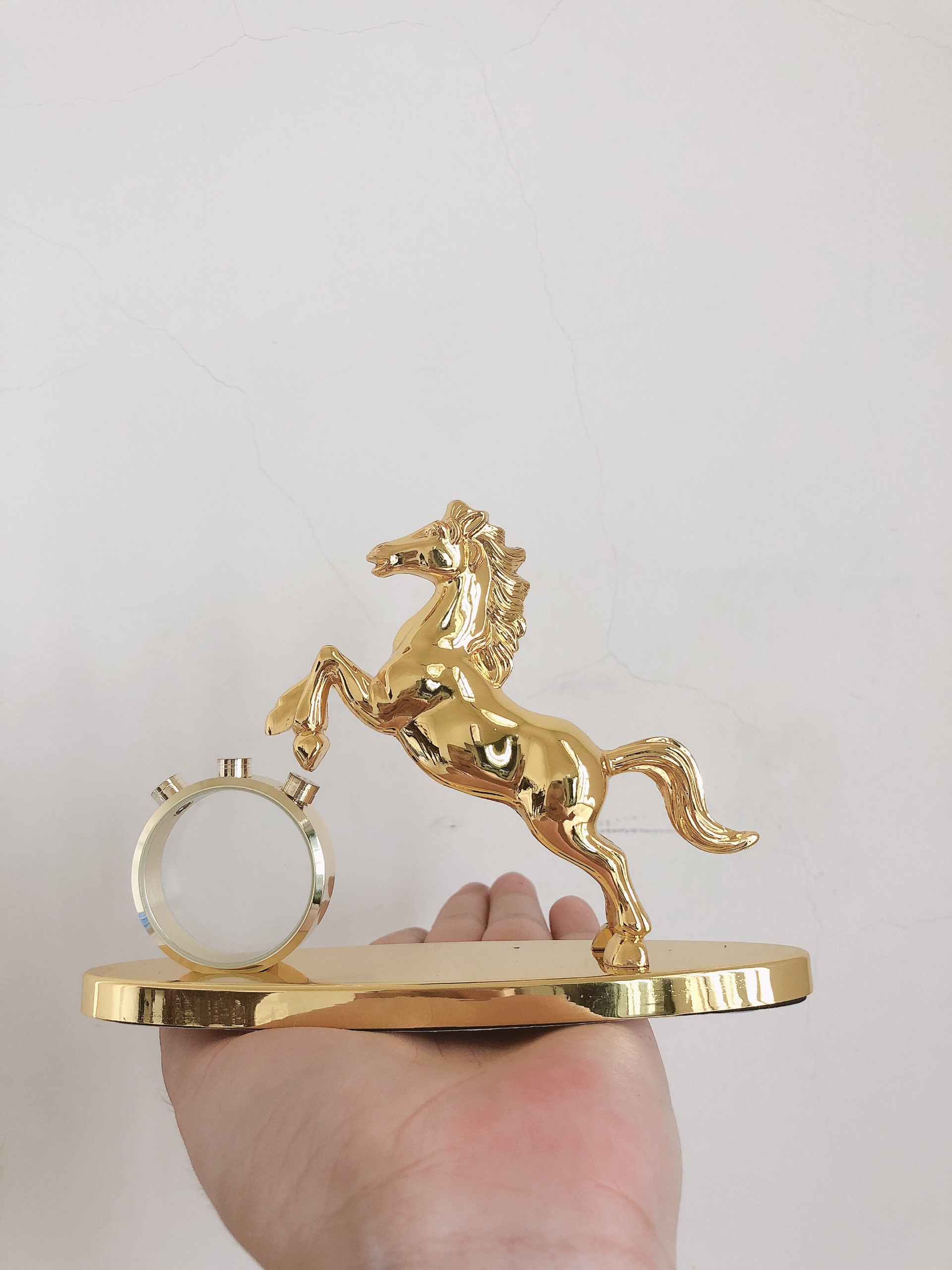 Tượng ngựa mạ vàng có vòng tròn pha lê đựng nước hoa giúp trang trí không gian xe hơi, bàn làm việc tặng kèm lọ tinh dầu nước hoa